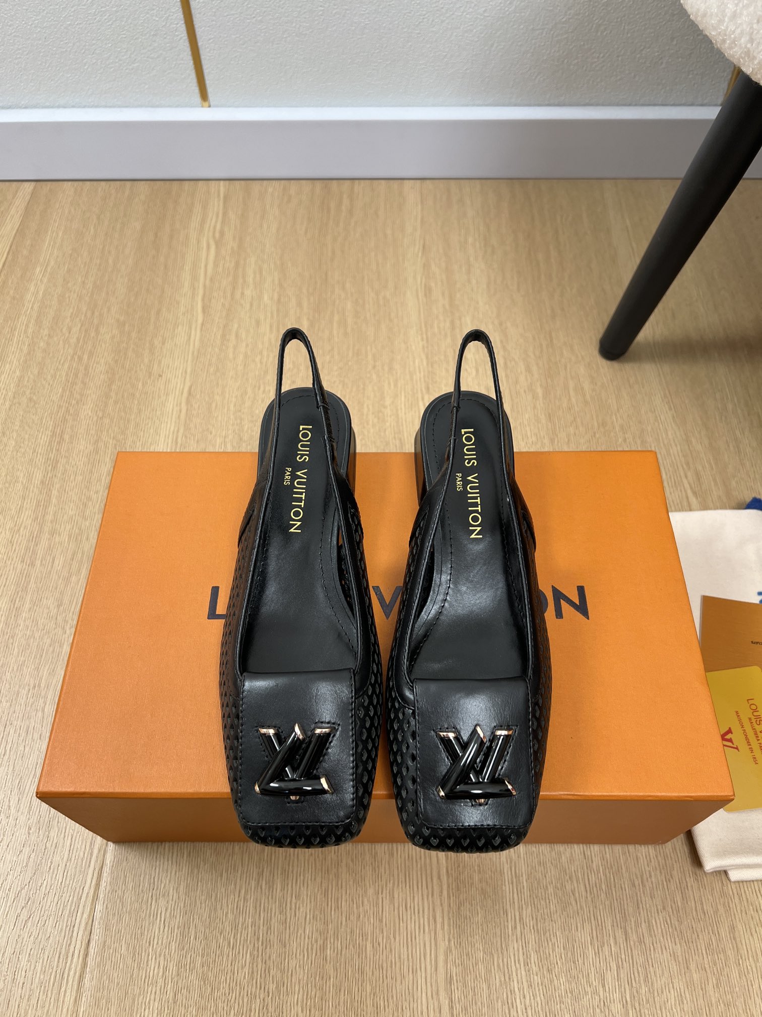 NO:408004,Louis Vuitton | L's spring and summer new products The latest hit punched square-toe thick heels in the counter. Xiaohongshu is pushing the hit, metal thick heels, and L-trimmed buckles add a modern style. Classic and versatile, perfect details, super good-looking on the feet, sports and fashion coexist. A must-see item for home travel, a style that cannot be missed in this summer. Upper imported cowhide, inner sheepskin, outsole Italian leather outsole Heel height 3.5/5.5cm Size 35-42 (40.41.42 customization), high heels sandals, louis vuitton, louis vuitton, louis vuitton, sandals, high heels, cowhide, sheepskin, Leather soles19860909Louis Vuitton 路易威登| L家春夏新品 专柜最新爆款冲孔方头粗跟后空凉鞋系列 小红书力推爆款,金属粗跟,L饰扣再添摩登风范..经典百搭,细节完美无可挑剔,上脚超级好看 运动与时尚并存 居家旅行必备单品,这个夏天不可错过的款式 鞋面进口牛皮 内里羊皮 大底意大利真皮大底 跟高3.5/5.5cm 码数35-42（40.41.42定制）,高跟鞋凉鞋,louis vuitton,louis vuitton,louis vuitton,sandals,high heels,cowhide,sheepskin,Leather soles,Women's Shoes