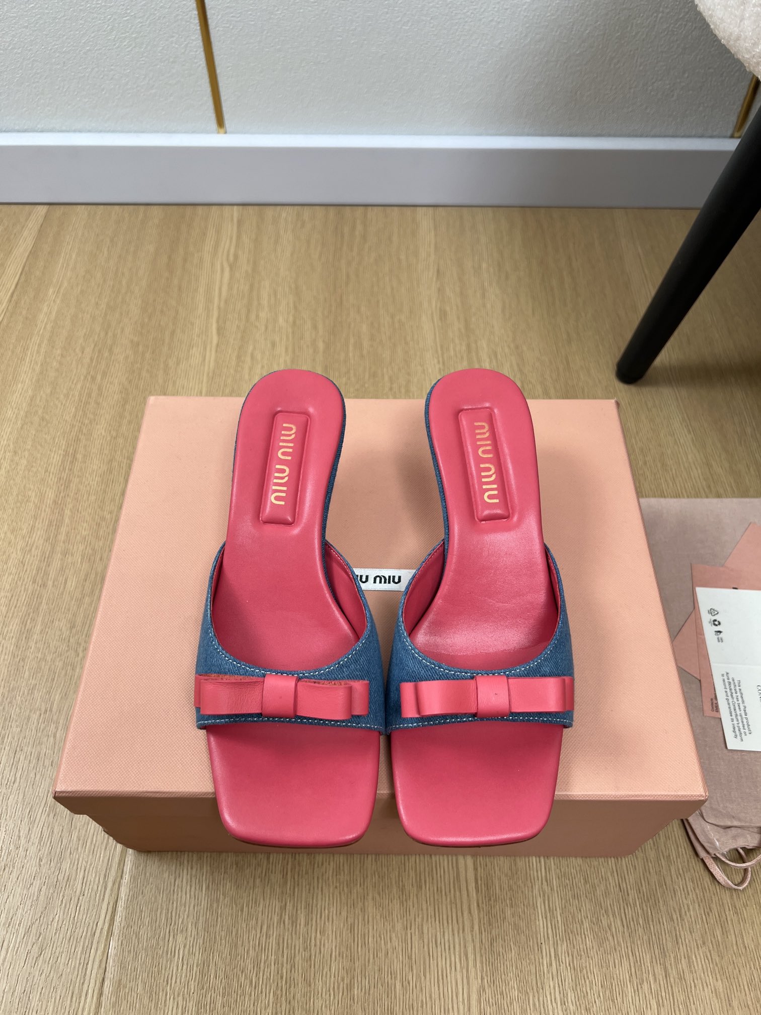 NO:416562,MiuMiu | 2025 Miu Home 2025 Spring and Summer New Products, the latest 3D embroidery logo/bow/letter button/kitten heel slipper series, Xiaohongshu promotes the popular, original purchase and development, making goods, Miu Home's latest stylist, fashionable, simple and high-end, bright colors and bows full of girlish heart, a pair of must-have mid-heel slippers this summer, the foot is very light and comfortable. This year's main model is very comfortable to wear, and the year must-have model is imported cowhide/customized denim + cowhide imported sheepskin insole imported sheepskin, the original imported genuine leather outsole, heel height 5.5cm (customized for 40.41) Packaging original packaging, high heel slippers, miumiu, high  heels, slippers, cowhide, sheepskin, Leather soles19860909MiuMiu缪缪 | 2025 miu家2025春夏新品 专柜最新爆款3D刺绣logo/蝴蝶结/字母扣/小猫跟拖鞋系列 小红书力推爆款 ,原版购入开发 做货 miu家最新爆款 时尚 简约高级 艳色搭配蝴蝶结满满的少女心,这个夏季必入的一双中跟拖鞋,上脚非常轻便舒适 今年主推款上脚非常舒适,年度必入款 鞋面进口牛皮/定制牛仔布+牛皮 内里进口羊皮 鞋垫进口羊皮 大底原版进口真皮大底 跟高5.5cm 码数35-41（40.41定制） 包装原版包装,高跟鞋拖鞋,miumiu,high heels,slippers,cowhide,sheepskin,Leather soles,Women's Shoes