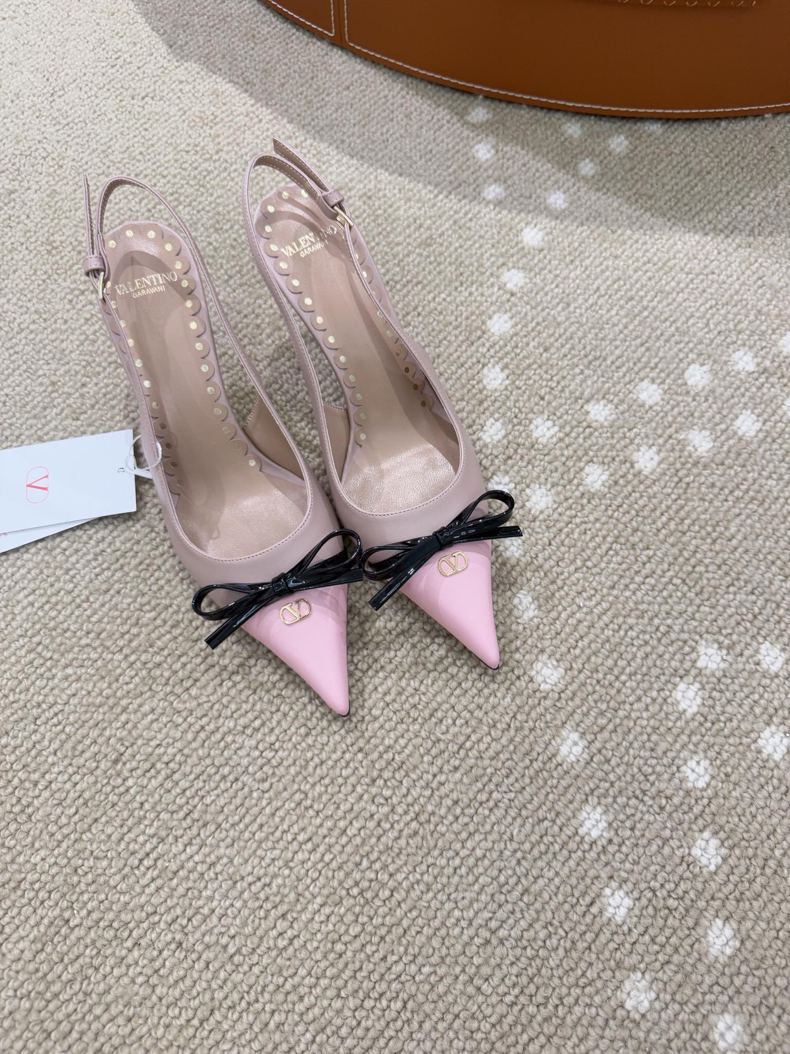 NO:682431,High version VT 25 spring and summer new bow contrast color slingback high heels - Imported calfskin surface/sheepskin lining/sheepskin feet. - Patent leather bow decoration mini VLogo embellishment. - Italian leather outsole. Heel height 4.5cm/8.0cm Size: 35-40 (40 set), high heels sandals, sandals, high heels, cowhide, sheepskin, Leather soles19860909高版本 VT 25春夏新款蝴蝶结撞色露后跟高跟鞋 -进口胎小牛皮面/羊皮内里/羊皮垫脚. - 漆皮蝴蝶结装饰 mini VLogo点缀. - 意大利真皮大底. 跟高4.5cm/8.0cm Size:35-40（40定）,高跟鞋凉鞋,sandals,high heels,cowhide,sheepskin,Leather soles,Women's Shoes