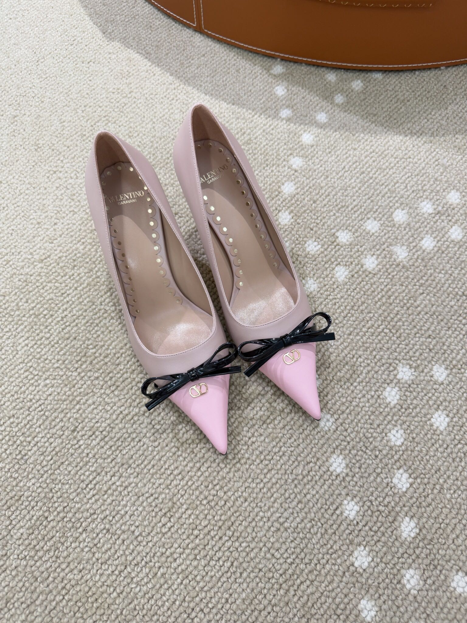 NO:682402,High version VT 25 spring and summer new bow contrast color high heels - Imported calfskin surface/sheepskin lining/sheepskin feet. - Patent leather bow decoration mini VLogo embellishment. - Italian leather outsole. Heel height 4.5cm/8.0cm Size: 35-40 (40 set), high heels sandals, sandals, high heels, cowhide, sheepskin, Leather soles19860909高版本 VT 25春夏新款蝴蝶结撞色高跟鞋 -进口胎小牛皮面/羊皮内里/羊皮垫脚. - 漆皮蝴蝶结装饰 mini VLogo点缀. - 意大利真皮大底. 跟高4.5cm/8.0cm Size:35-40（40定）,高跟鞋凉鞋,sandals,high heels,cowhide,sheepskin,Leather soles,Women's Shoes