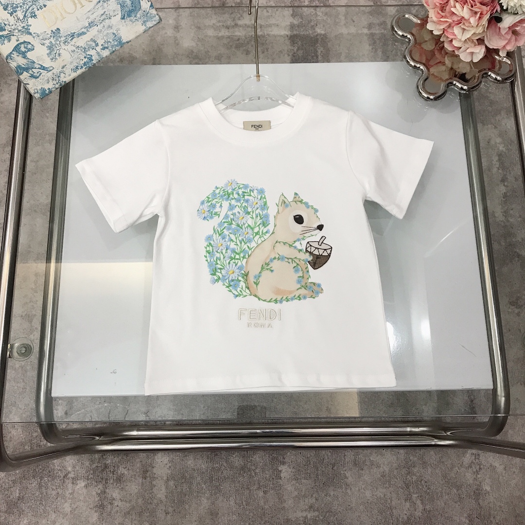 NO:337499,[Spot shipment] Size 90- FEND* Round neck short sleeve Fresh painted art flower squirrel pattern LOGO with exquisite pink embroidery logo at the hem. It is made of slightly thick gram heavy gram fabric. The style is crisp and stylish~ High-density and thick pure cotton texture is comfortable, breathable and high-end wide threaded neckline design High-end fashionable style, white color Size 90-100-110-120-130-140-【CM】 Requires counter packaging, clothes, fendi, T-shirt,19860909【现货发】  尺寸90- FEND* 圆领短袖 清新彩绘艺术花朵松鼠图案LOGO搭配下摆处精致粉刺绣小logo 采用微厚实克重克面料打造 版型挺括有型～高紧密度厚实的纯棉质地上身舒适透气又高级 宽大螺纹领口设计 高级时髦款, 颜色白色 尺码90-100-110-120-130-140-【CM】 需要专柜包装元,衣服,fendi,T-shirt,,Children's