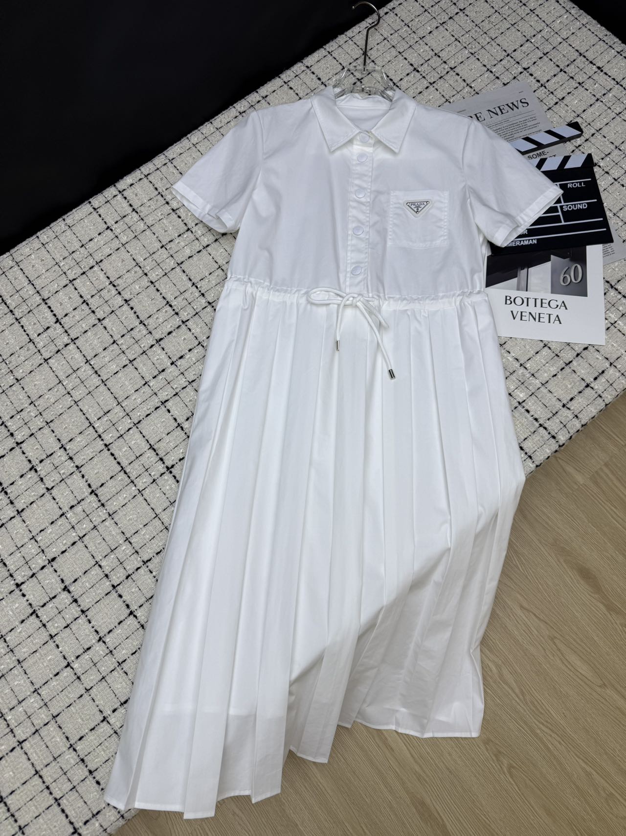 NO:421268,Summer C-size long skirt 25ss Classic triangle-shaped sub-pleated dress is a skirt that can be used for commuting or even on holidays. Easy to control in various occasions. Over-knee length. Special hidden flesh. Expose the thinnest ankle part. It can also lengthen the visual sense of body. Details online. Two-color SML, skirts, alexander wang19860909夏日C位长裙 25ss 经典三角标亚褶连衣裙 是通勤或者日常甚至度假兼备的裙子 各种场合轻松驾驭 过膝长度 特别藏肉 露出最瘦的脚踝部分 还可以拉长身材视觉感 细节感在线 两色SML,,skirts,alexander wang,Women's clothing