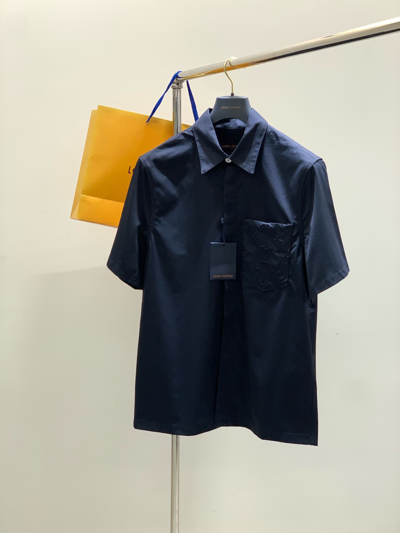 NO:458355,Clothes, shorts, Louis Vuitton, the latest summer style, available at the counter at the same time, original orders, fashionable casual suits, and very distinctive on the upper body!  Eye-catching and highlighted, imported original fabric, top-grade printed craft letter pattern decorative logo, simple but not lacking in fashion, classic and atmospheric, comfortable and breathable, handsome and stylish on the upper body, S-XL Size, Clothes length, shoulder width, bust 46 754660 48 764762 50 774864 52 784966,,louis vuitton,louis vuitton, shorts,alexander wang19860909衣服,短裤,LouisVuitton 路易威登,夏季最新款,专柜同步有售,原单狠货,时尚休闲套装,上身很有特点！吸睛而有亮点,进口原版面料,顶级印花工艺字母图案装饰Logo,简单而不失时尚,经典大气,舒适透气,上身帅气有型,码数S-XL 尺码 衣长 肩宽胸围 46 754660 48 764762 50 774864 52 784966,,louis vuitton,louis vuitton,shorts,alexander wang,Men's clothing