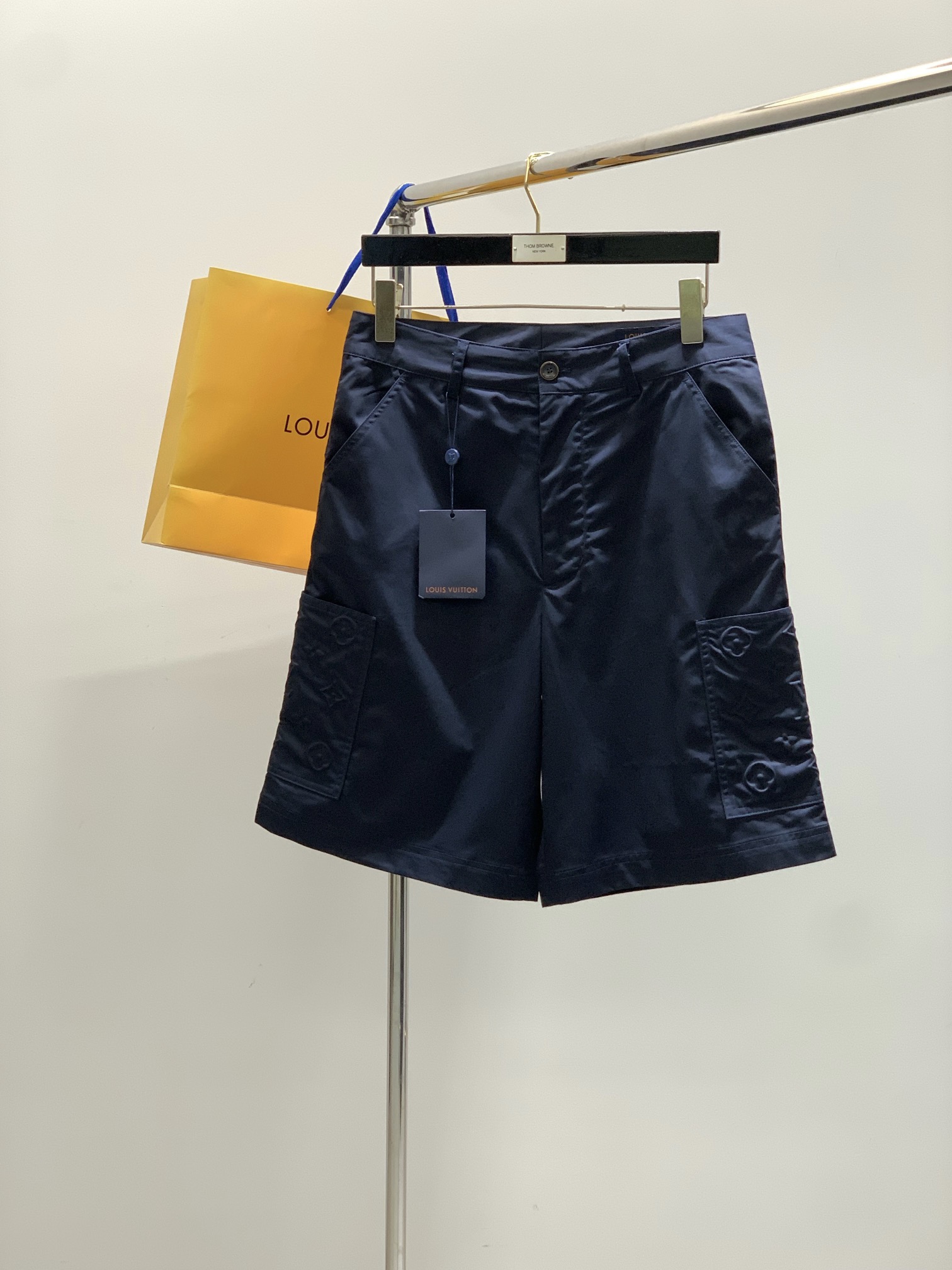 NO:458350,Clothes, shorts, Louis Vuitton, the latest summer style, available at the counter at the same time, original orders, fashionable casual suits, and very distinctive on the upper body!  Eye-catching and highlighted, imported original fabric, top-grade printed craft letter pattern decorative logo, simple but not lacking in fashion, classic and atmospheric, comfortable and breathable, handsome and stylish on the upper body, S-XL Size, trousers, waist and hip circumference 46 5280103 48 5384107 50 5488111 52 5592115,,louis vuitton,louis vuitton, shorts,alexander wang19860909衣服,短裤,LouisVuitton 路易威登,夏季最新款,专柜同步有售,原单狠货,时尚休闲套装,上身很有特点！吸睛而有亮点,进口原版面料,顶级印花工艺字母图案装饰Logo,简单而不失时尚,经典大气,舒适透气,上身帅气有型,码数S-XL 尺码 裤长 腰围臀围 46 5280103 48 5384107 50 5488111 52 5592115,,louis vuitton,louis vuitton,shorts,alexander wang,Men's clothing