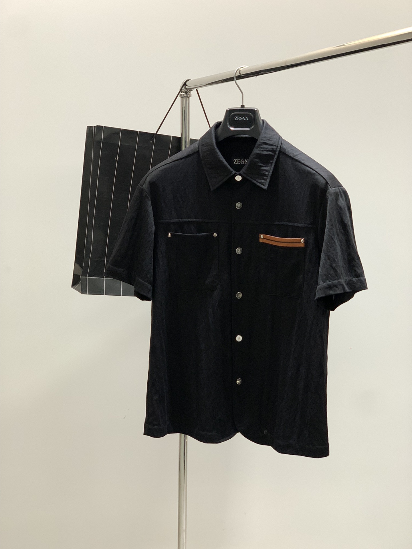 NO:471440,A set of Zegna, the latest product in 2025 summer, available at the same time for counters, original singles, fashionable and casual short-sleeved suit, using imported original fabric, comfortable and breathable, top-grade embroidery craft letter pattern decoration logo, original hardware and auxiliary materials decoration, full of handsome upper body!  2 colors recommended, code number M-3XL, popular products recommended!  ,zegna,T-shirt,alexander wang19860909一套 不拆杰尼亚 Zegna,2025夏季最新品,专柜同步有售,原单狠货,时尚休闲短袖套装,采用进口原版面料,舒适透气,顶级刺绣工艺字母图案装饰logo,原版五金辅料装饰,上身帅气十足！2色推荐,码数M-3XL,爆款推荐！,,zegna,T-shirt,alexander wang,Men's clothing