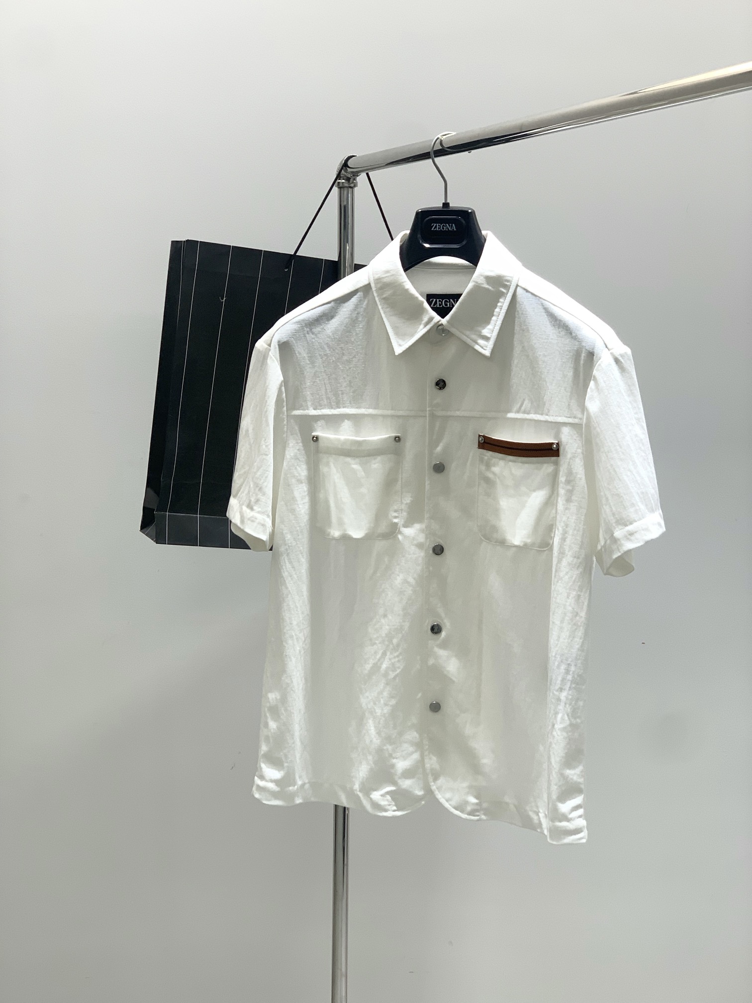 NO:471445,One set, Zegna, the latest product in 2025 summer, available at the same time for counters, original singles, fashionable and casual short-sleeved suit, using imported original fabric, comfortable and breathable, top-grade embroidery craft letter pattern decoration logo, original hardware and auxiliary materials decoration, full of handsome upper body!  2 colors recommended, code number M-3XL, popular products recommended!  ,zegna,T-shirt,alexander wang19860909一套,不拆杰尼亚 Zegna,2025夏季最新品,专柜同步有售,原单狠货,时尚休闲短袖套装,采用进口原版面料,舒适透气,顶级刺绣工艺字母图案装饰logo,原版五金辅料装饰,上身帅气十足！2色推荐,码数M-3XL,爆款推荐！,,zegna,T-shirt,alexander wang,Men's clothing