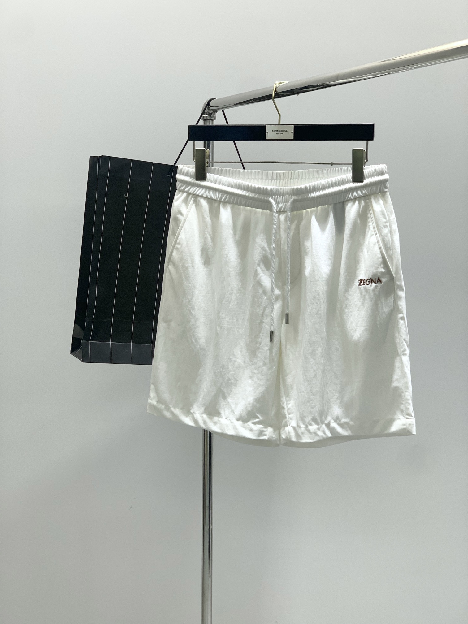 NO:471450,A set of Zegna, the latest product in 2025 summer, available at the same time for counters, original singles, fashionable and casual short-sleeved suit, using imported original fabric, comfortable and breathable, top-grade embroidery craft letter pattern decoration logo, original hardware and auxiliary materials decoration, full of handsome upper body!  2 colors recommended, code number M-3XL, popular products recommended!  ,zegna,T-shirt,alexander wang19860909一套 不拆杰尼亚 Zegna,2025夏季最新品,专柜同步有售,原单狠货,时尚休闲短袖套装,采用进口原版面料,舒适透气,顶级刺绣工艺字母图案装饰logo,原版五金辅料装饰,上身帅气十足！2色推荐,码数M-3XL,爆款推荐！,,zegna,T-shirt,alexander wang,Men's clothing