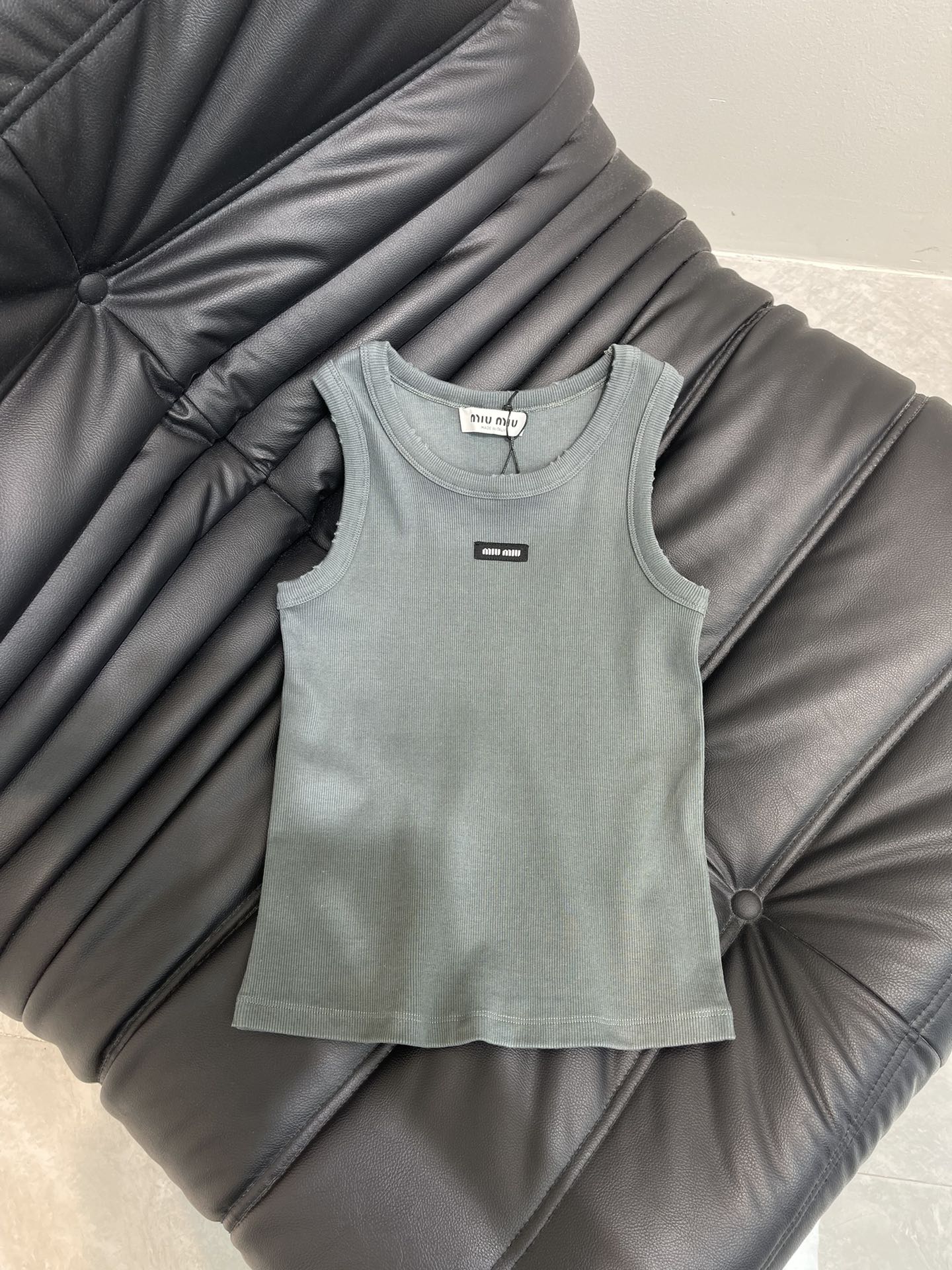 NO:421013,Miumi* 25Ss early spring new model, micro-label ribbed jersey sleeveless vest丨Exclusive high-end production!  Daily fairy small items, high-end touch I-shaped cut, simple and without loss of details, excellent outside and inside, imported high-elastic threaded cotton fabric, comfortable and easy to wear and slim, versatile commuting, details online, SML, miumiu, alexander wang19860909Miumi* 25Ss早春新款 微标罗纹平纹针织无袖背心丨独家高版出品！日常神仙小单品 高级感工字版型裁剪 简约又不失细节 外穿内搭绝绝子 进口高弹螺纹棉面料 舒适好穿又显瘦 百搭通勤 细节在线 SML,,miumiu,alexander wang,Women's clothing