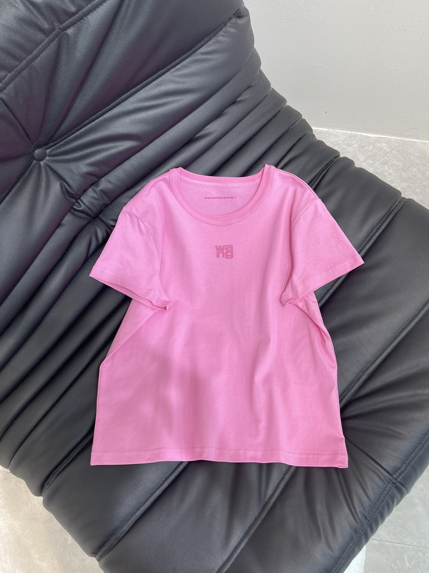 NO:421055,* Dawang's new fashionable and exquisite items in spring and summer 25th spring and summer foam color glue logo small short short-sleeved T-shirt. It is decorated with foam color glue stacking logo 'wang' printing, original fixed dyeing fabric, and cotton jersey fabric has a great texture!  Classic style is not picky!  Highly recommend your own model.SML, alexander wang,T-shirt,tees,t-shirt,alexander wang19860909* 大王25春夏新款时髦精单品发泡彩胶徽标小短款短袖T恤.饰有发泡彩胶堆叠徽标 “wang”印花,原版定染面料,棉质平纹针织面料质感超赞！经典版型不挑人！强烈推荐自留款.SML,,alexander wang,T-shirt,tees，t-shirt,alexander wang,Women's clothing