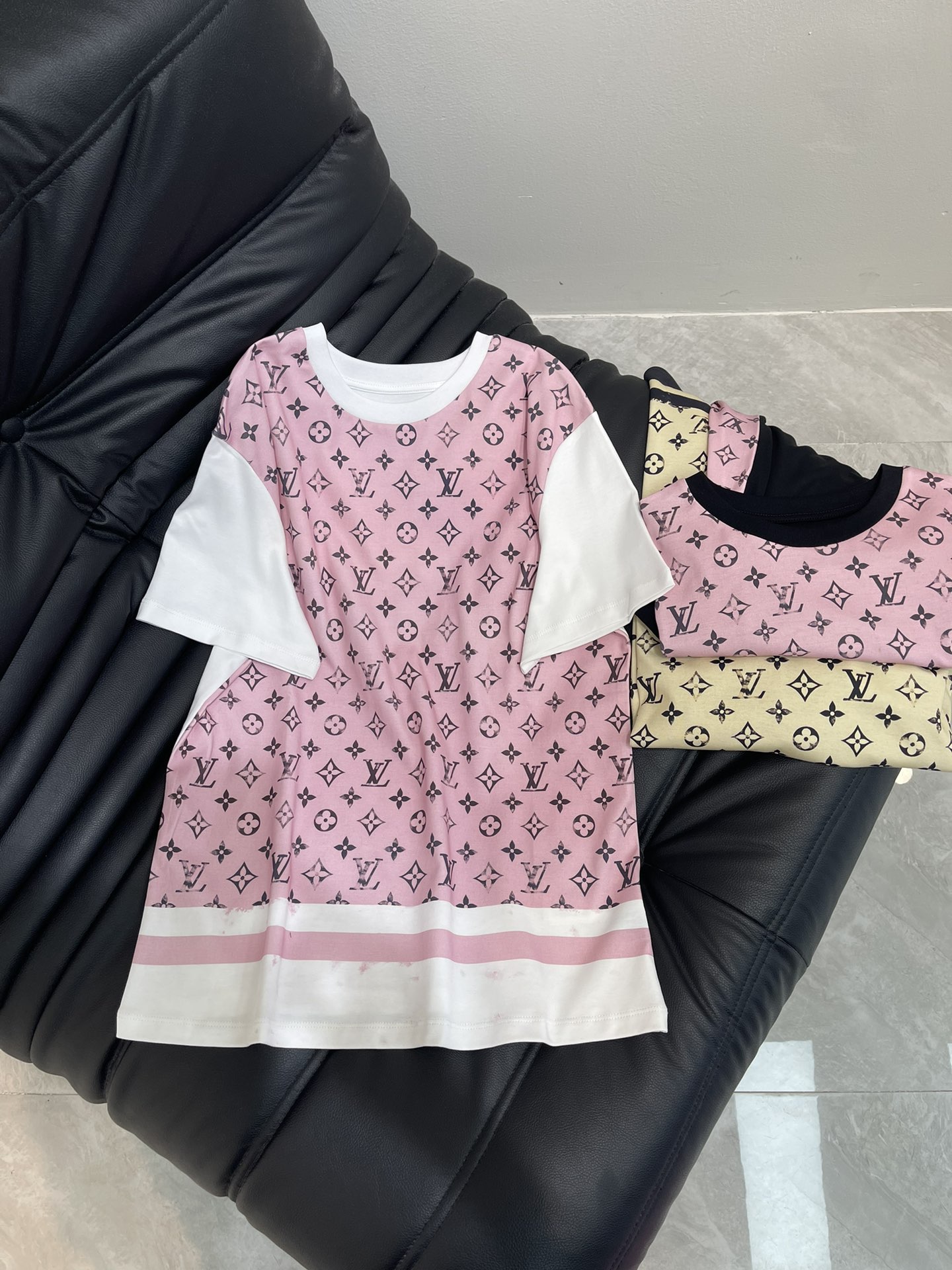 NO:423032,L's classic presbyterian contrasting short-sleeved T-shirt. Pink is so suitable for summer!  Fashionable, low-key, luxurious and high-end!  The style is versatile and not picky, and the workmanship quality depends on the details. You must be a white, rich and beautiful person!  Highly recommended Tri-color Size SML, louis vuitton, T-shirt,tees, t-shirt,alexander wang19860909L家经典老花撞色短袖T恤 粉色太适合夏天啦！时髦低调气质又奢华高级！版型百搭不挑人,做工品质看细节.白富美必入！强烈推荐 三色 尺码SML,,louis vuitton,T-shirt,tees，t-shirt,alexander wang,Women's clothing