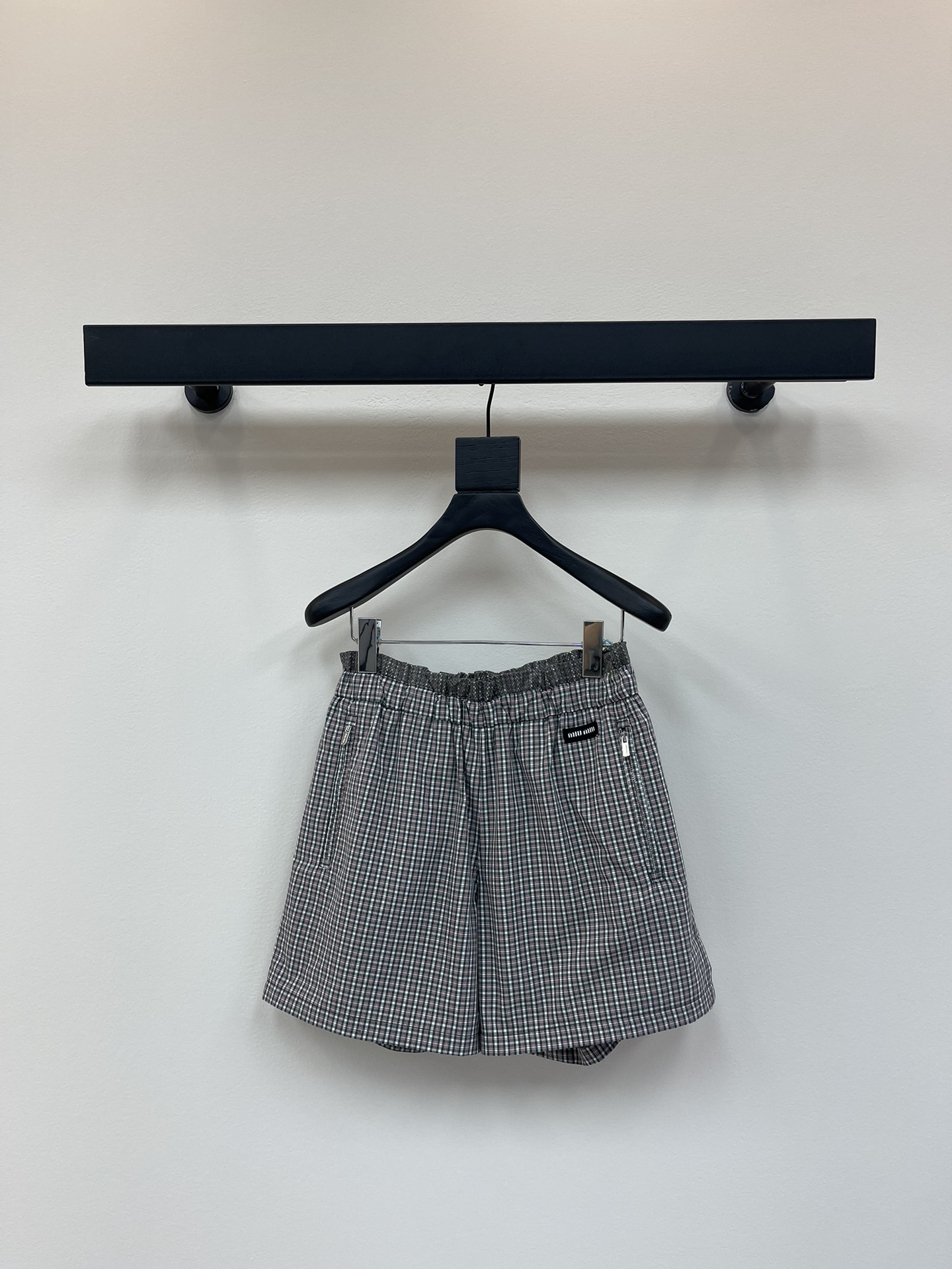 NO:421023,Miumi* 25 spring and summer new style retro checked bouquet waist pleated shorts丨Exclusive yb development!  High-end production!  The embroidered letter logo label at the waist is low-key and luxurious, and the customized pure cotton material is soft and delicate, and the classic style makes the upper body look slimming!  It is sweet and salty, and has a girlish style that reduces age. It is versatile and not picky!  The inner lining is in line with the breathable net!  Workmanship quality depends on details.SML, miumiu, shorts, alexander wang19860909Miumi* 25春夏新款 复古格纹花束腰压褶短裤丨独家yb开发！高版出品！腰间刺绣字母logo标签低调奢华,定制纯棉材质柔软细腻质感超赞.经典版型上身巨显瘦！可甜可盐气质减龄少女风百搭不挑人！内里符合透气网！做工品质看细节.SML,,miumiu,shorts,alexander wang,Women's clothing