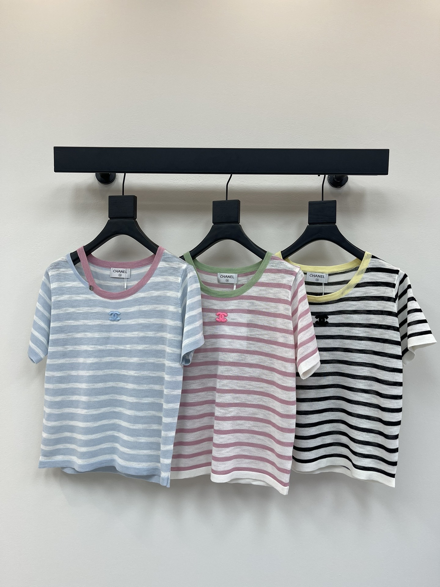 NO:421066,CHANE*25 Spring and Summer New Striped Knitted Short Sleeves!  Imported silk material, comfortable and delicate texture, contrasting stripes throughout the body with plush logo decoration on the chest to highlight the brand tone, single-sided shoulder treatment adds a sense of styling, and the upper body is full of lazy atmosphere!  SML, chanel, T-shirt, alexander wang19860909CHANE*25春夏新款条纹针织短袖！制进口丝毛材质 质感舒适细腻 通体条纹撞色配合胸前毛绒徽标装饰彰显品牌调性 单侧肩膀露肩处理 增添造型层次感 上身充满慵懒气息！SML,,chanel,T-shirt,alexander wang,Women's clothing