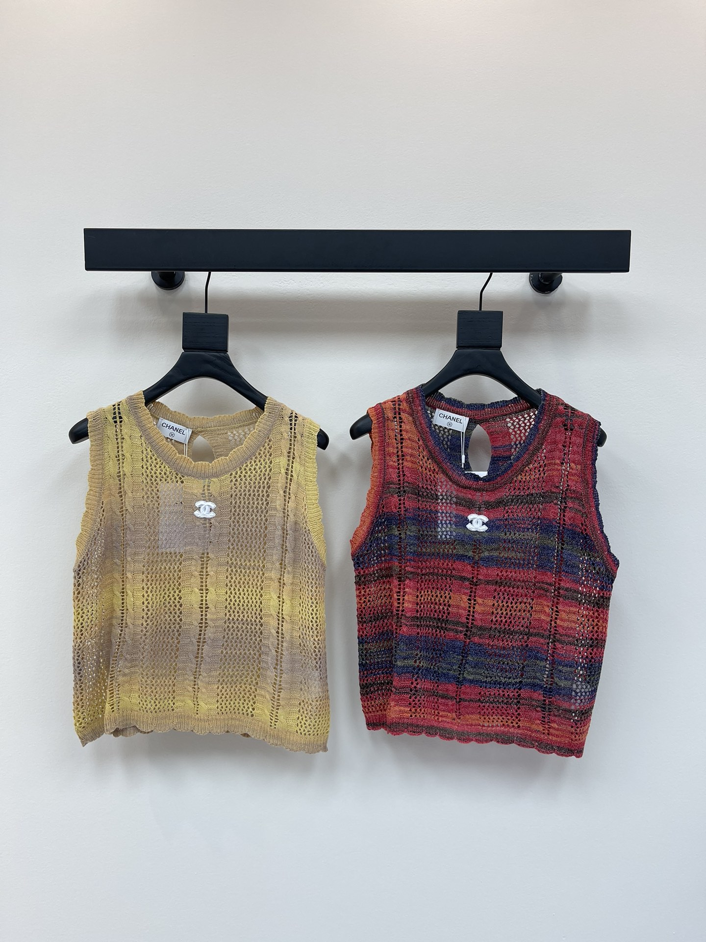 NO:421087,Chane*25 spring and summer new gradient striped hollow knitted sleeveless vest, two colors available, red and yellow, super fashionable. It uses a full hollow crochet texture to show a sense of layering. The round neck design perfectly reveals the skin and makes it look slimming!  Suitable for summer outfits, it is OK with skirts or pants. The fabric is wool and has a soft and comfortable feel. SML, chanel, skirts, alexander wang19860909Chane*25春夏新款渐变条纹镂空针织无袖背心,两款颜色可选,红色和黄色,超级时髦.采用通体镂空钩针肌理,展现层次感,圆领设计完美露肤,显瘦神器！适合夏季穿搭,搭配裙子或裤子都很OK.面料是羊毛,手感柔软舒适.SML,,chanel,skirts,alexander wang,Women's clothing