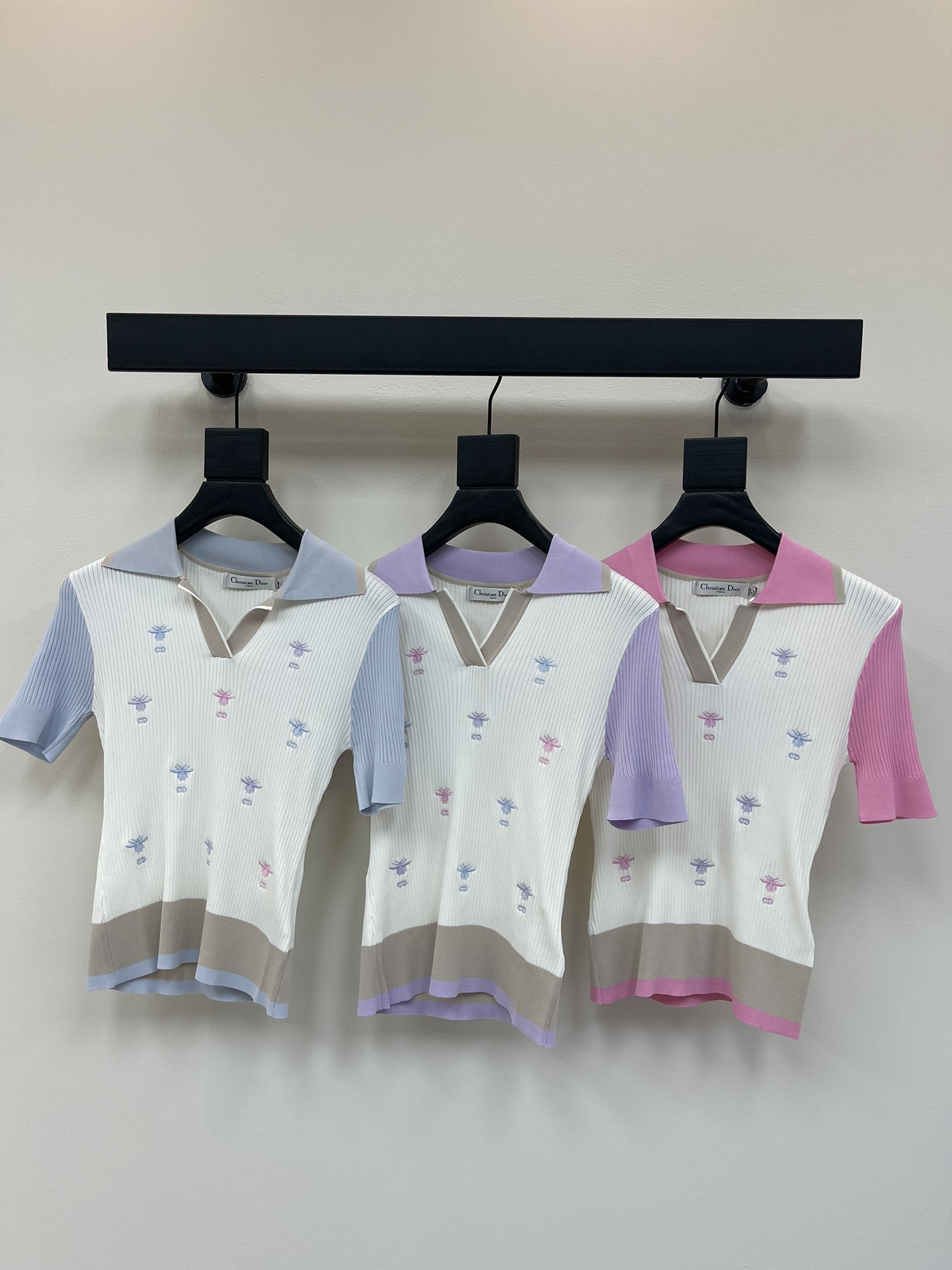 NO:421077,Dio*25 Spring and Summer New Embroidered Colored Bee CD Lapel Knitted Short Sleeve!  Customized wool yarn weaving, delicate texture, breathable and comfortable lapel with chicken heart V-neck knitted short-sleeved tailoring, neckline stripes outline echo the hem, elastic sleeve edges add fashionable tone, texture of vertical pit strips throughout body sewn colored bee CD embroidery, collision highlights highlights, jumping and changing style, matched with elastic fabric, modify the body shape and make it look slimmer, show brand tone, versatile style does not pick the age and skin tone, more relaxed and vacation-like, the upper body is suitable for a fashionable style to reduce age!  SML m,dior,T-shirt,alexander wang19860909Dio*25春夏新款刺绣彩色蜜蜂CD翻领针织短袖！定制羊毛纱线织造 细腻肌理 透气舒适 翻领搭配鸡心V领针织短袖剪裁 领口条纹勾勒呼应衣摆 松紧袖边增添时尚调性 通体竖坑条质感 缝制彩色蜜蜂CD刺绣 碰撞突出亮点 风格跳跃多变 搭配弹性十足的面料 修饰身型更显瘦 展示品牌调性 百搭款式不挑年龄肤色 更显松弛有度假感 上身适配减龄时髦风格！SML m,,dior,T-shirt,alexander wang,Women's clothing