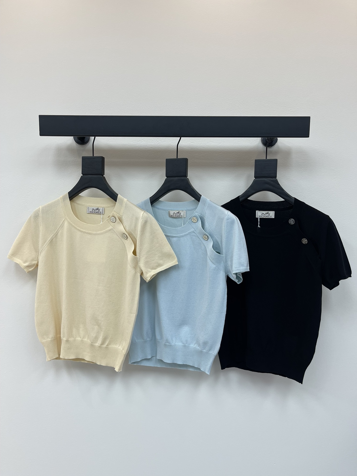 NO:421099,Her*25 spring and summer new shoulder button short-sleeved knit sweater, simplicity is hidden in simplicity. The smooth lines outline the neat outline, the splicing of the shoulders and exquisite metal buttons are cleverly matched, breaking the monotony of solid colors and injecting a touch of avant-garde and personality into the classics. Low-key and stylish, easy to adapt to various styles, is an indispensable fashion item in the wardrobe. SML, T-shirt, alexander wang19860909Her*25春夏新款肩扣短袖针织衫,简约之中暗藏玄机.流畅的线条勾勒出利落轮廓,肩部的拼接与精致金属纽扣巧妙搭配,打破纯色的单调,为经典注入一丝前卫与个性.低调不失格调,轻松适配各种风格,是衣橱中不可或缺的时尚单品.SML,,T-shirt,alexander wang,Women's clothing