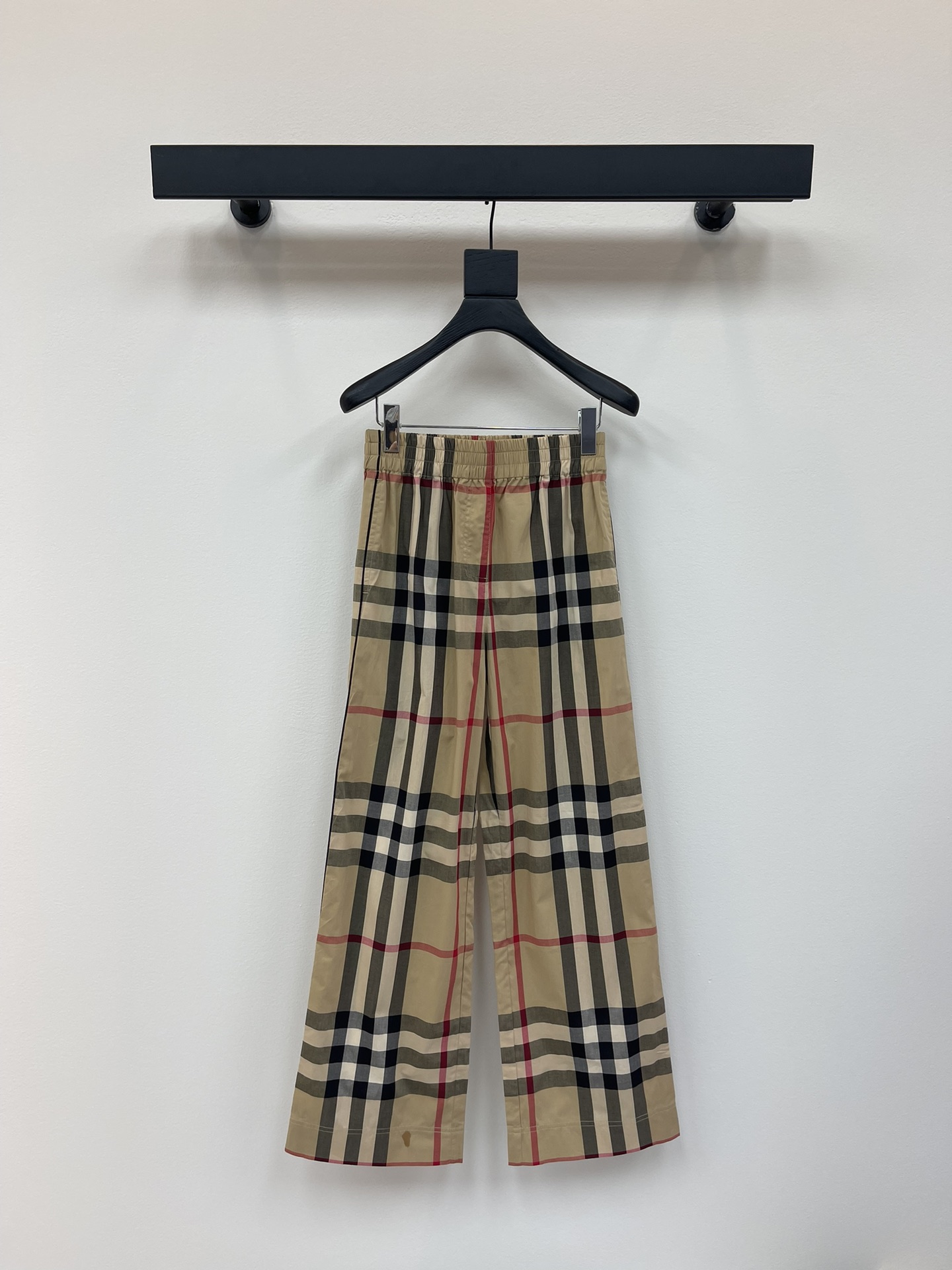 NO:421111,Burberr*25 spring and summer new product, BUR's latest London show series, classic Vintage plaid wide-leg cotton trousers. It is another top style that women's fans cannot miss. It is a must-have BUR plaid series wide-leg pants every year!  The design is classic and simple. Burberry plaid cotton twill fabric is used. The sides are decorated with piping details to present a regular style. The elastic waist, side insert bag design, the upper body is versatile and casual, novel and brilliant, giving you the full sense of concave and convex shape. The best casual wide-leg trousers item in summer!  !  This checkered design is BUR's absolute evergreen style. No matter how many years it takes, this style will still be at the forefront of fashion and will never fall into the time!  !  Size uk4/uk6/uk8/uk10, burberry, alexander wang19860909Burberr*25春夏新品,BUR最新的伦敦秀场系列,经典Vintage格纹阔腿棉质长裤.又是一款女粉不可错过的极品款式,每一年都是必备的BUR格纹系列阔腿裤！设计经典简约选用 Burberry 格纹棉质斜纹面料打造.侧边融入滚边细节,呈现常规版型.弹性腰部,侧插袋设计,上身百搭休闲,新颖出彩,让你尽情的凹凸造型感,夏季最佳的休闲阔腿长裤单品！！这种格纹设计是BUR绝对的常青树款式,无论再过多少年,此款依旧会走在时尚的最前沿,永不落时！！ 尺码uk4/uk6/uk8/uk10,,burberry,alexander wang,Women's clothing