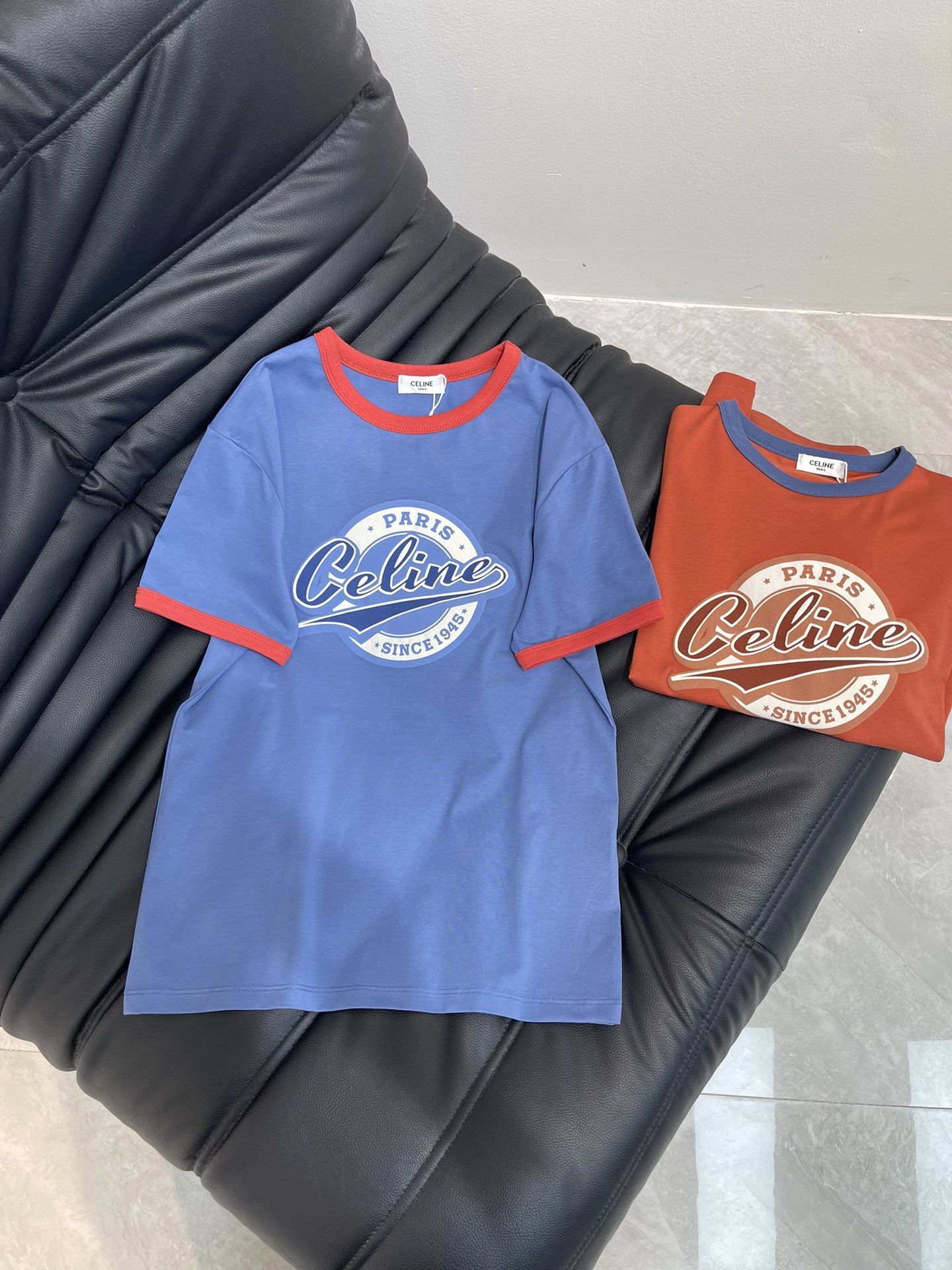 NO:421102,CELIN*25 spring and summer new flocked letter short-sleeved T-shirt is made of pure cotton fabric. The fabric is soft and comfortable. Contrasting collar design. Letter flocking technology. The turning worker is smooth and delicate. Perfect details. High quality √ High version √ Three standards are complete. SML, celine, T-shirt,tees, t-shirt,alexander wang19860909CELIN*25春夏新款植绒字母短袖T恤 采用纯棉面料 面料柔软舒适 撞色领设计 字母植绒工艺 车工走线平整细腻 完美细节处理 高品质√高版本√三标齐全√ SML,,celine,T-shirt,tees，t-shirt,alexander wang,Women's clothing