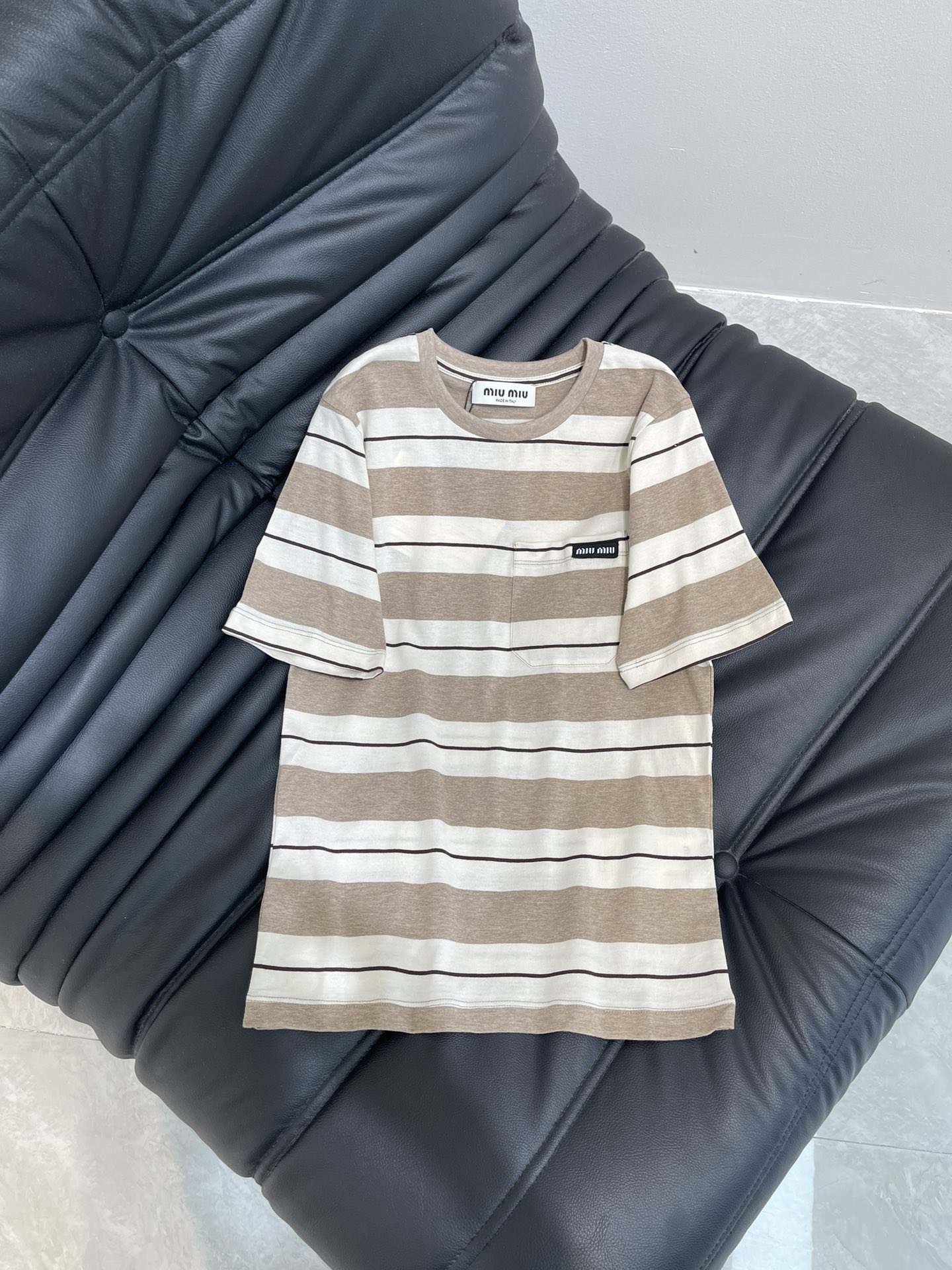 NO:421147,Miumi* 25 Spring and Summer New Logo Contrast Stripe Short-Sleeve T-Shirt丨Exclusive YB Development!  High-end production!  The thickness of khaki stripes is intertwined, and the layering is amazing!  The upper edge of the chest pocket is decorated with logos that highlight the style concept. The tailored upper body presents a casual and lazy feeling!  It's very easy to match!  SML, miumiu, T-shirt,tees, t-shirt,alexander wang19860909Miumi* 25春夏新款徽标撞色条纹短袖T恤丨独家yb开发！高版出品！卡其色条纹粗细交错,层次感搭配绝了！胸前口袋上缘点缀徽标凸显格调理念 剪裁上身呈现休闲慵懒的休闲感！随意搭配都很！SML,,miumiu,T-shirt,tees，t-shirt,alexander wang,Women's clothing