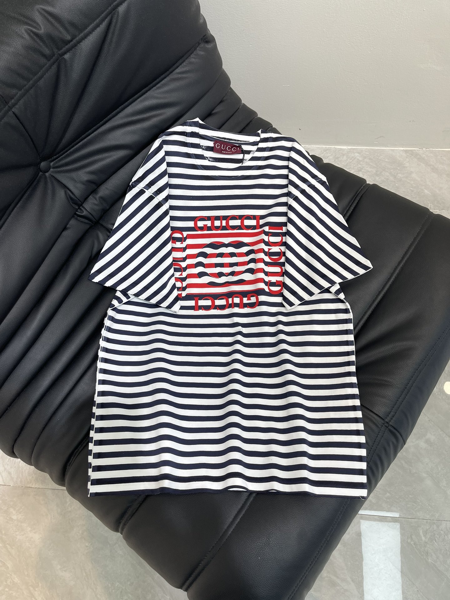 NO:421118,Gucc*25 spring and summer new round neck striped letter short-sleeved T-shirt custom YB native cotton material breathable and comfortable, full texture Oversized loose T-shirt cut highlights the brand style Made of gram-weight pure cotton with a slight elasticity Presents a slim visual effect Strips on the chest interspersed with lifebuoy pattern collide with black letter logos Described in artistic style Playful and fashionable feeling immediately Jumping striped color matching creates a personal style The outfit is playful and age-reducing The inner wear is brilliant and fashionable SML, gucci, versace, T-shirt, tees, t-shirt, alexander wang19860909Gucc*25春夏新款圆领条纹字母短袖T恤 定制YB原生全棉材质 透气舒适 质感十足 Oversized宽松T恤裁剪 凸显品牌格调 采用克重纯棉制成 略带有弹力 呈现显瘦视觉效果 胸前条纹穿插救生圈图案 与黑色字母徽标碰撞 以艺术风格描绘 俏皮时尚感立现 跳跃条纹配色打造个性风格 穿搭俏皮减龄 单穿内搭都出彩时髦 SML,,gucci,versace,T-shirt,tees，t-shirt,alexander wang,Women's clothing