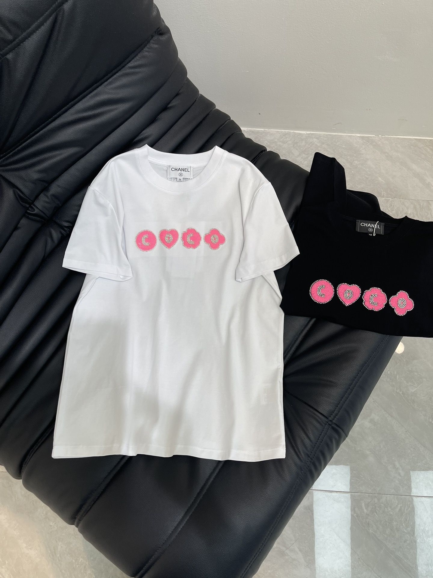 NO:421125,Chane*25 spring and summer new embroidered bead plastered letter short-sleeved T-shirt custom YB mercerated cotton material breathable and comfortable, full texture Slim T-shirt cutting highlights the brand style Made of gram-weight pure cotton, slightly elastic, presents a slim visual effect The bead plastered on the chest presents a round frame Inlaid rose pink COCO letter logo Design highlights Highlights With contrasting color effect, casual and free style Shows high-end style, and is brilliant and fashionable with one-on-one inner wear SML, chanel, T-shirt,tees, t-shirt,alexander wang19860909Chane*25春夏新款刺绣订珠字母短袖T恤 定制YB丝光全棉材质 透气舒适 质感十足 修身T恤裁剪 凸显品牌格调 采用克重纯棉制成 略带有弹力 呈现显瘦视觉效果 胸前订珠工艺呈现圆形外框 内嵌玫粉色COCO字母徽标 设计亮点突出 配合撞色效果 风格随性自由 彰显高级格调 单穿内搭都出彩时髦 SML,,chanel,T-shirt,tees，t-shirt,alexander wang,Women's clothing