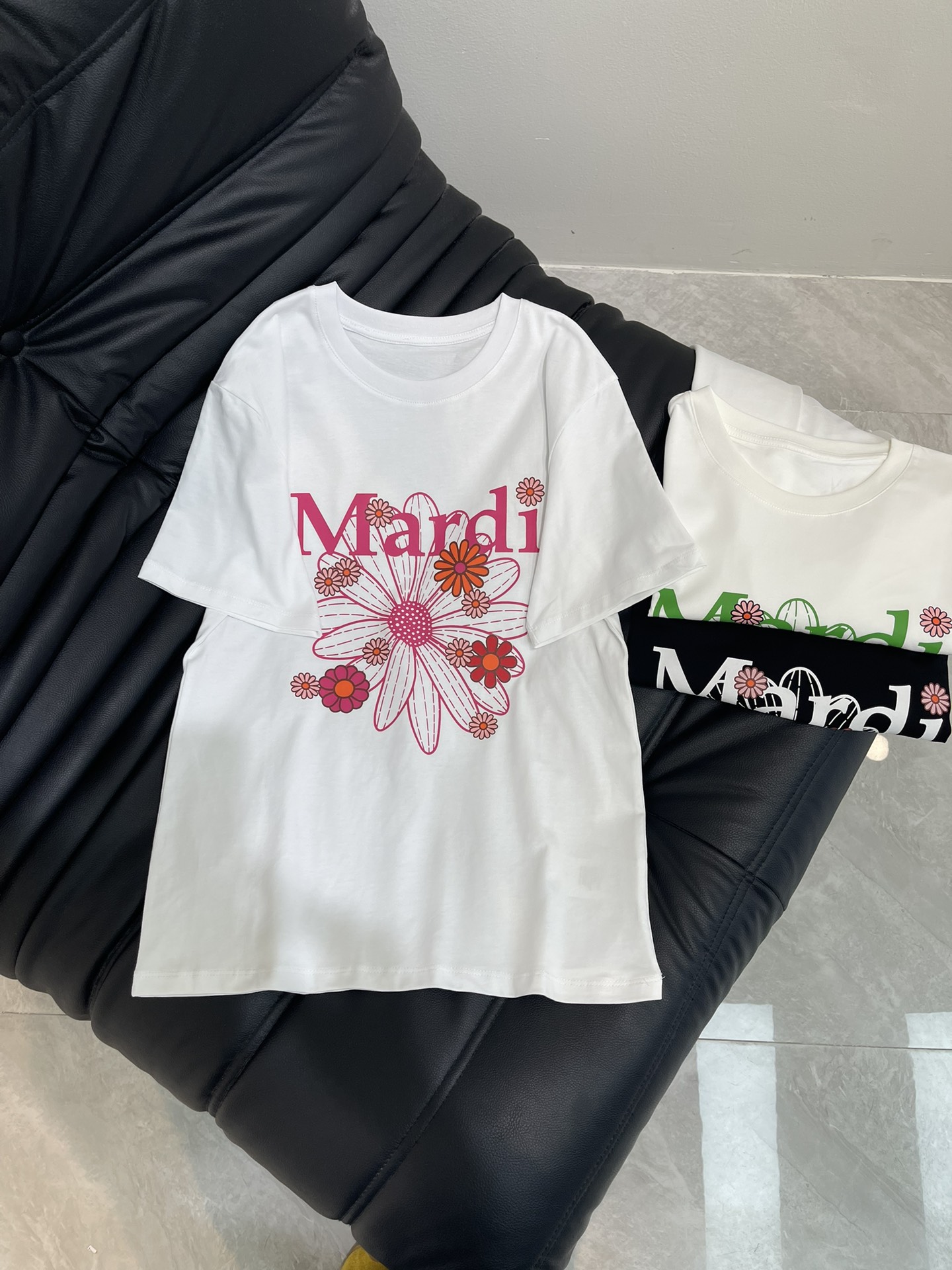 NO:423042,MardiMercredi small daisy black pink short-sleeved casual and versatile loose cotton, original high-end customized version, the overall style is super authentic, the sleeves are elegant for women, the curve of the hem, the slightly waist-closing printing is invincible, the quality of the facade is excellent in the customization of the details and exquisite workmanship!  SML, T-shirt,alexander wang19860909MardiMercredi小雏菊黑粉短袖休闲百搭宽松纯棉,原版高级定制版本,整体版型超级正宗,袖子是女士雅致的版型,下摆弧度,略微的收腰印花品质无敌,门面功夫做的超赞细节定制已经精湛的做工！ SML,,T-shirt,alexander wang,Women's clothing