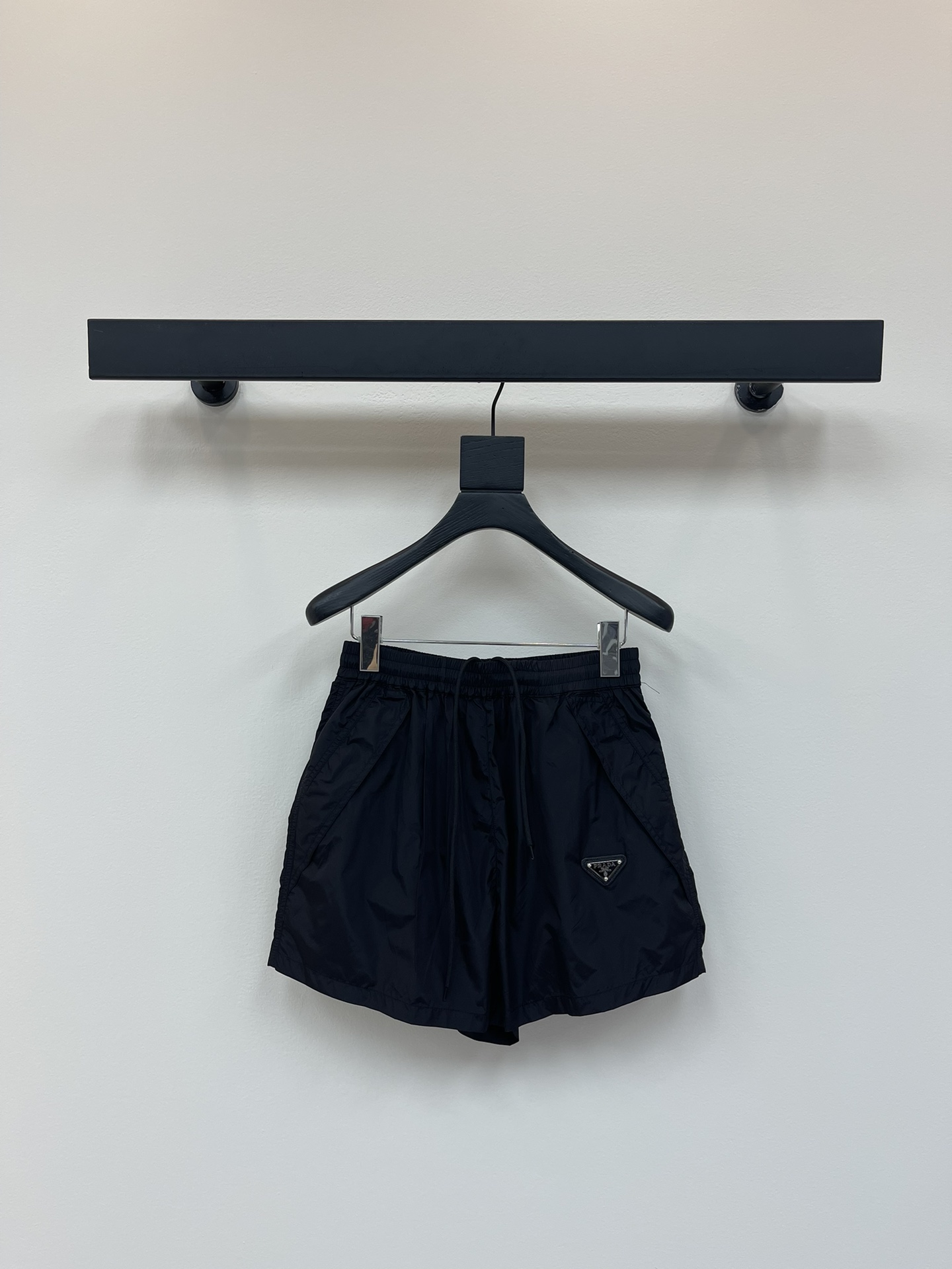 NO:423052,Prad*25 new shorts Customized YB imported charge nylon material, breathable and comfortable, full texture, lighter and flexible, classic triangle logo low-key, highlights the brand design sense, adds pockets to easily store, get rid of bloat, improves the fashion of outdoor activities, and is fashionable in any accidental outfits Customized surface accessories, shorts, monochrome 3-digit SML,, prada, shorts, alexander wang19860909Prad*25新款短裤 定制YB进口冲锋尼龙材质 透气舒适 质感十足更轻便灵活 经典三角标低调彰显品牌设计感 增添口袋轻松收纳 摆脱臃肿 提升户外活动穿搭的时尚度 随意外搭都出彩时髦 定制面辅料 短裤 单色3码SML,,prada,shorts,alexander wang,Women's clothing