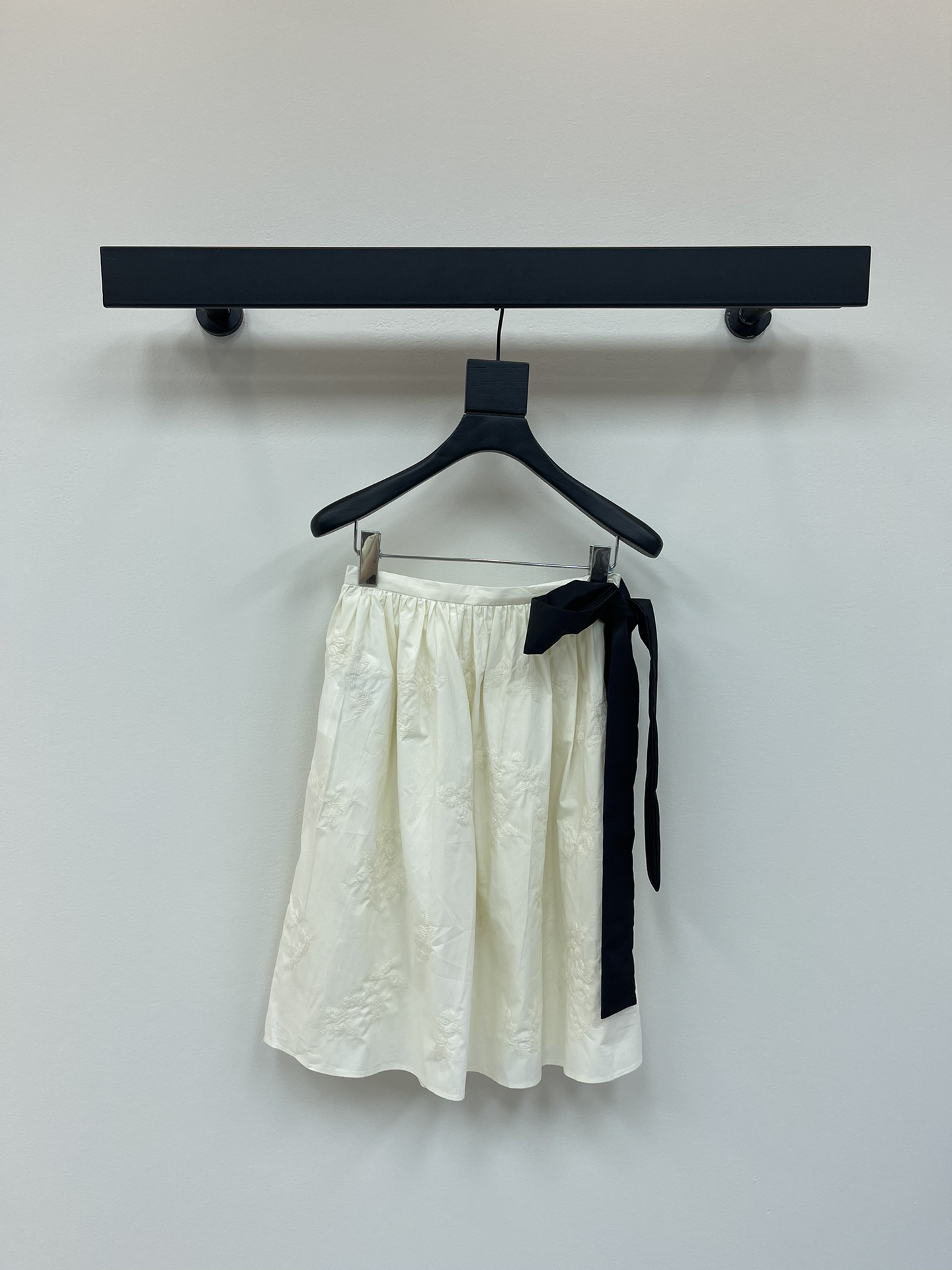 NO:421044,MiuMi* 25 spring and summer new style embroidered cotton strap skirt丨Exclusive yb development!  High-end production!  Cotton fabric contains mulberry silk, decoration brand logo and floral pattern jacquard embroidery, contrasting black lace (can be used as bow shape), elastic elastic waist circumference, versatile spring and summer items, a set of recommended SML, miumiu, skirts, alexander wang19860909MiuMi* 25春夏新款 刺绣棉布绑带半身裙丨独家yb开发！高版出品！棉质面料含有桑蚕丝,饰品牌标识和花卉图案提花刺绣,撞色黑色系带（可做蝴蝶结造型）,松紧弹力腰围,春夏百搭单品,一套推荐SML,,miumiu,skirts,alexander wang,Women's clothing