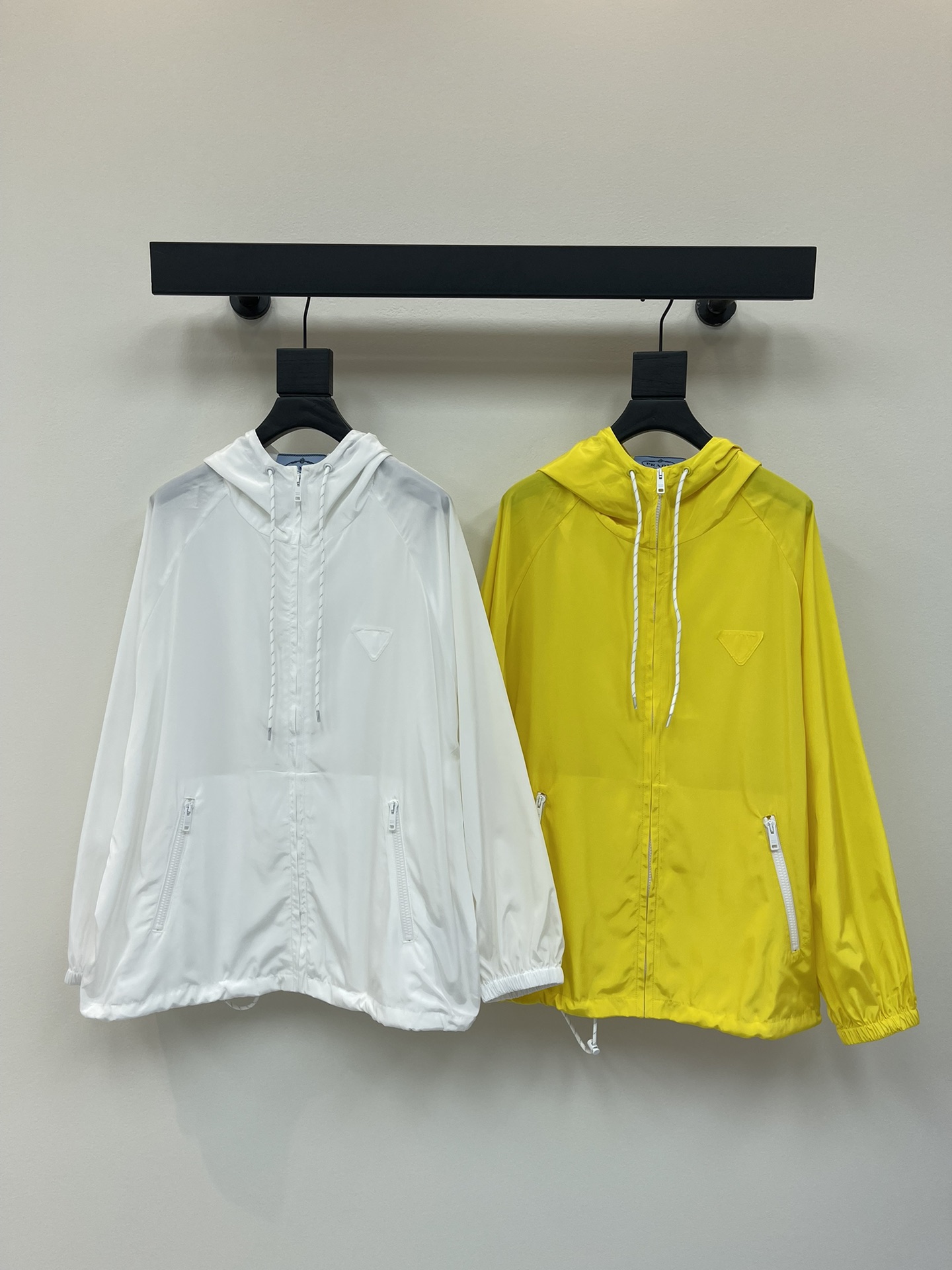 NO:423060,Prad 25Ss Spring and Summer New Recycled Nylon Zipper Jacket Sunscreen Jacket Original Development High-Premium Production!  Classic hooded loose fit hem drawstring is adjustable design. It can be sweet and salty to reduce age and is fashionable and handsome!  Imported recycled nylon memory silk fabric has a silky texture, delicate and comfortable texture, and the classic style is not picky for people, making the upper body look slim!  A must-have for white, rich and beautiful women!  2 colors SML, prada, jackets & coats, jackets & coats,hats,alexander wang19860909Prad 25Ss春夏新款再生尼龙拉链夹克防晒外套 原版开发 高版出品！经典连帽宽松版型下摆抽绳可调节设计.可甜可盐减龄时髦又帅气！进口再生尼龙记忆丝面料质感丝滑细腻挺阔舒适,经典不挑人版型上身巨显瘦！白富美必备！2色 SML,,prada,jackets & coats,jackets & coats,hats,alexander wang,Women's clothing