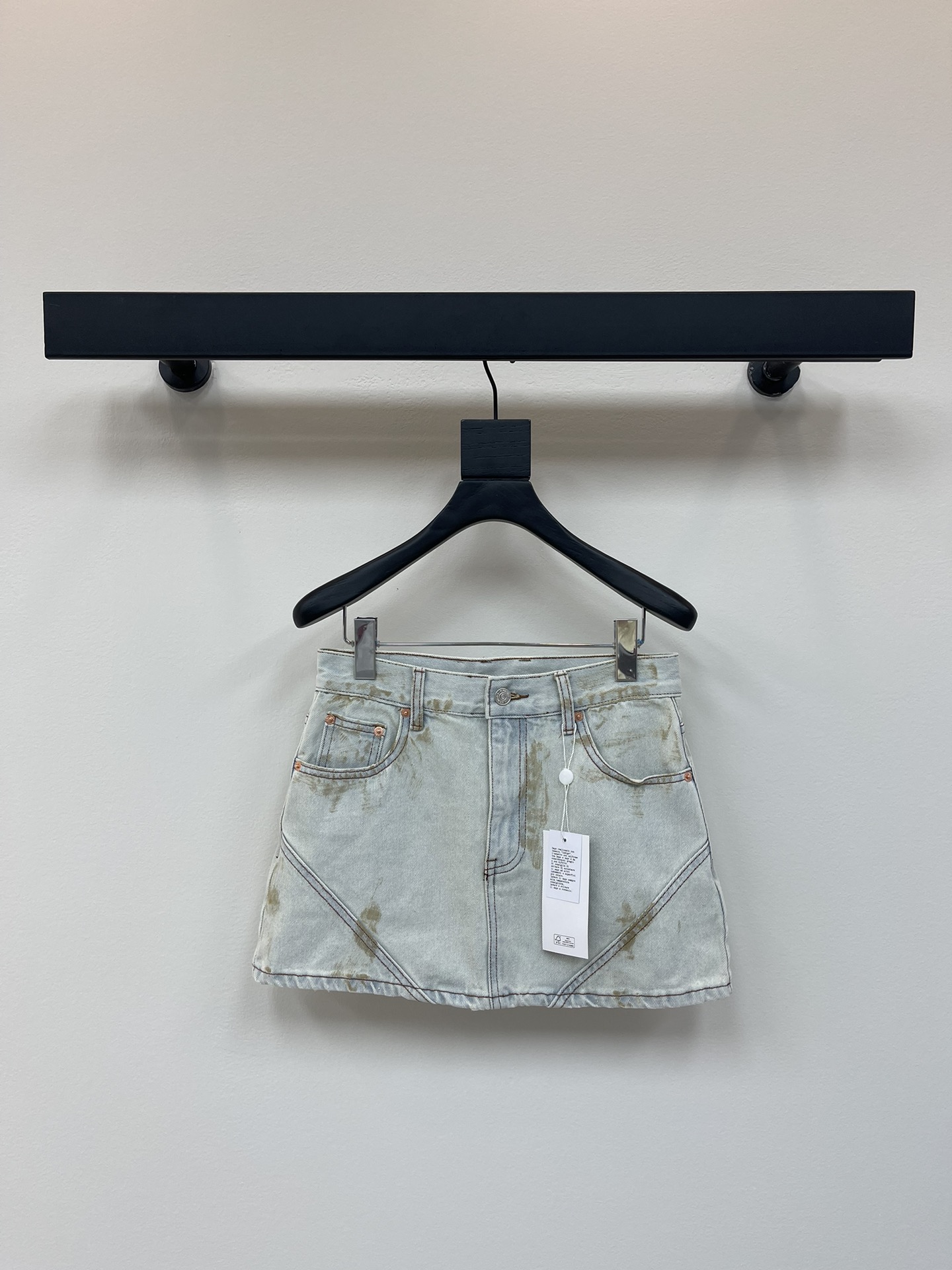 NO:423077,Magila mm6 25 denim low waist skirt continues the brand style and goes unusual. Positioning the heavy industry washing process and printing old. The imported paint fabric has a wide texture. Delicate and comfortable washing color. The bold style is really love. Monochrome 3-code SML,,masion margiela,masion margiela,skirts,alexander wang19860909马吉拉mm6 25牛仔低腰半裙 延续品牌风格不走寻常路 定位重工洗水工艺印刷做旧 涂料进口面料质感挺阔 细腻舒适 洗水色系 大胆的风格真的太爱了 单色3码SML,,masion margiela,masion margiela,skirts,alexander wang,Women's clothing