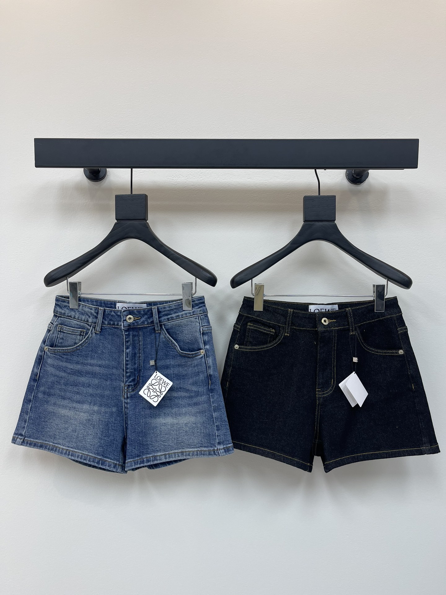 NO:423097,LOE Luoyiwei two-color pocket printed logo denim shorts, Sailo spinning fabric, fermented and washed color and soft, customized hardware, sewing leather labels, not very short style, can cover the wide thighs and hips, and it is very versatile and slimming!  Light blue, black S M L, loewe, loewe, shorts, alexander wang19860909LOE罗意威双色口袋印花logo牛仔短裤,赛络纺面料,酵洗固色加软,定制五金,车缝皮牌,不是很短的版型,更能遮住大腿胯宽的MM非常百搭显瘦！ 浅蓝、黑色 S M L,,loewe,loewe,shorts,alexander wang,Women's clothing