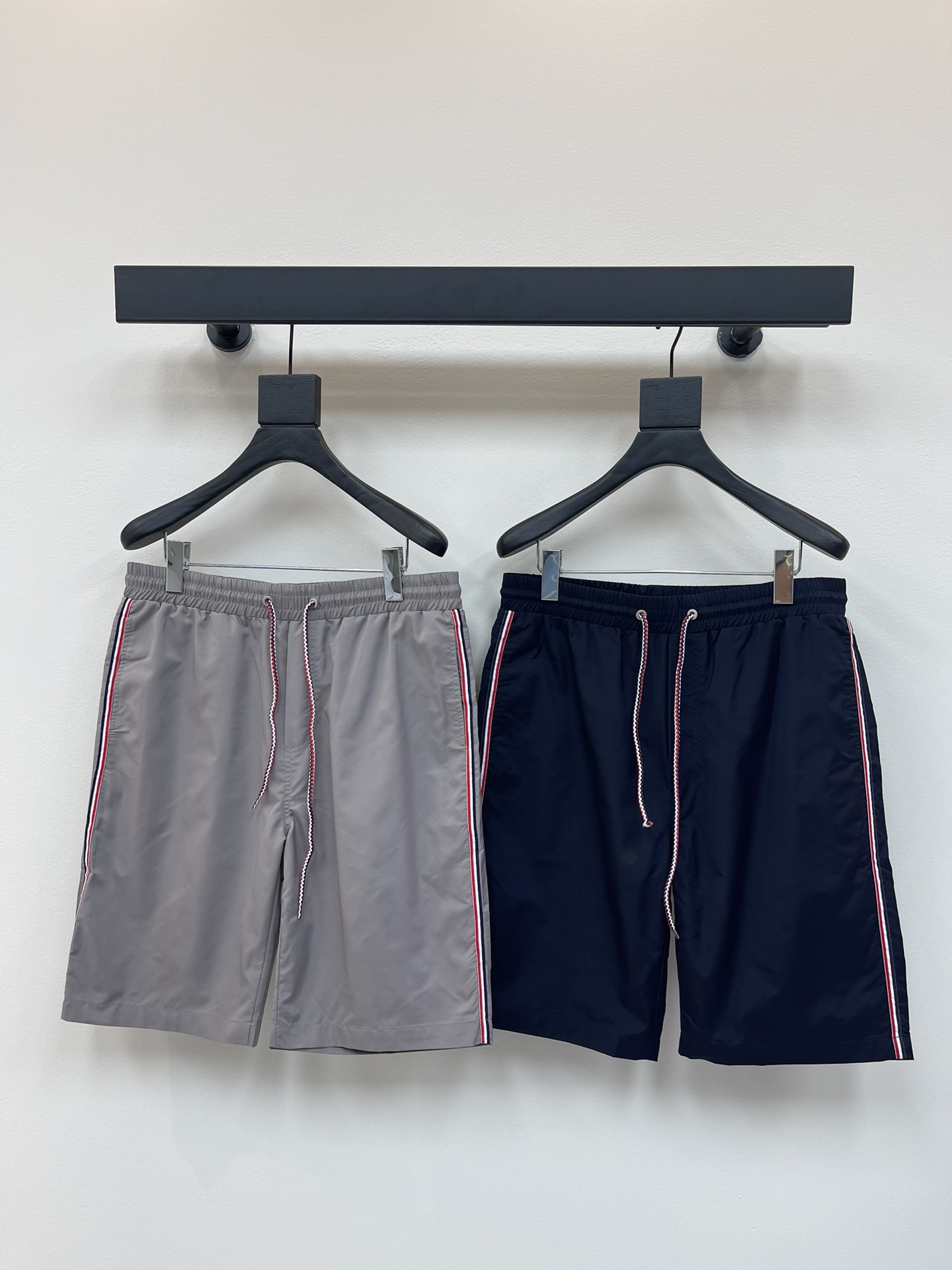 NO:423105,TB Thom Browne double-sided webbing beach shorts master's craftsmanship, thin as a cicada's wing, silky elastic, imported new fabrics of beach pants, exquisite details, comfortable and breathable, smooth and delicate cloth, close and durable, skin-friendly and without restraint, very thin, convenient for travel this summer, customized drawstrings are provided for customers!  Color navy gray color number 1-4 codes, shorts, alexander wang19860909TB Thom Browne双侧织带沙滩短裤大师匠心得力之作 薄如蝉翼 丝滑弹力 沙滩裤进口新型面料 细节精致 舒适透气,手感爽滑布面细腻,贴身耐穿,亲肤无束缚 很是轻薄 方便今夏外出旅游必备,客供定制抽绳！ 颜色藏青 灰色 码数1-4码,,shorts,alexander wang,Women's clothing