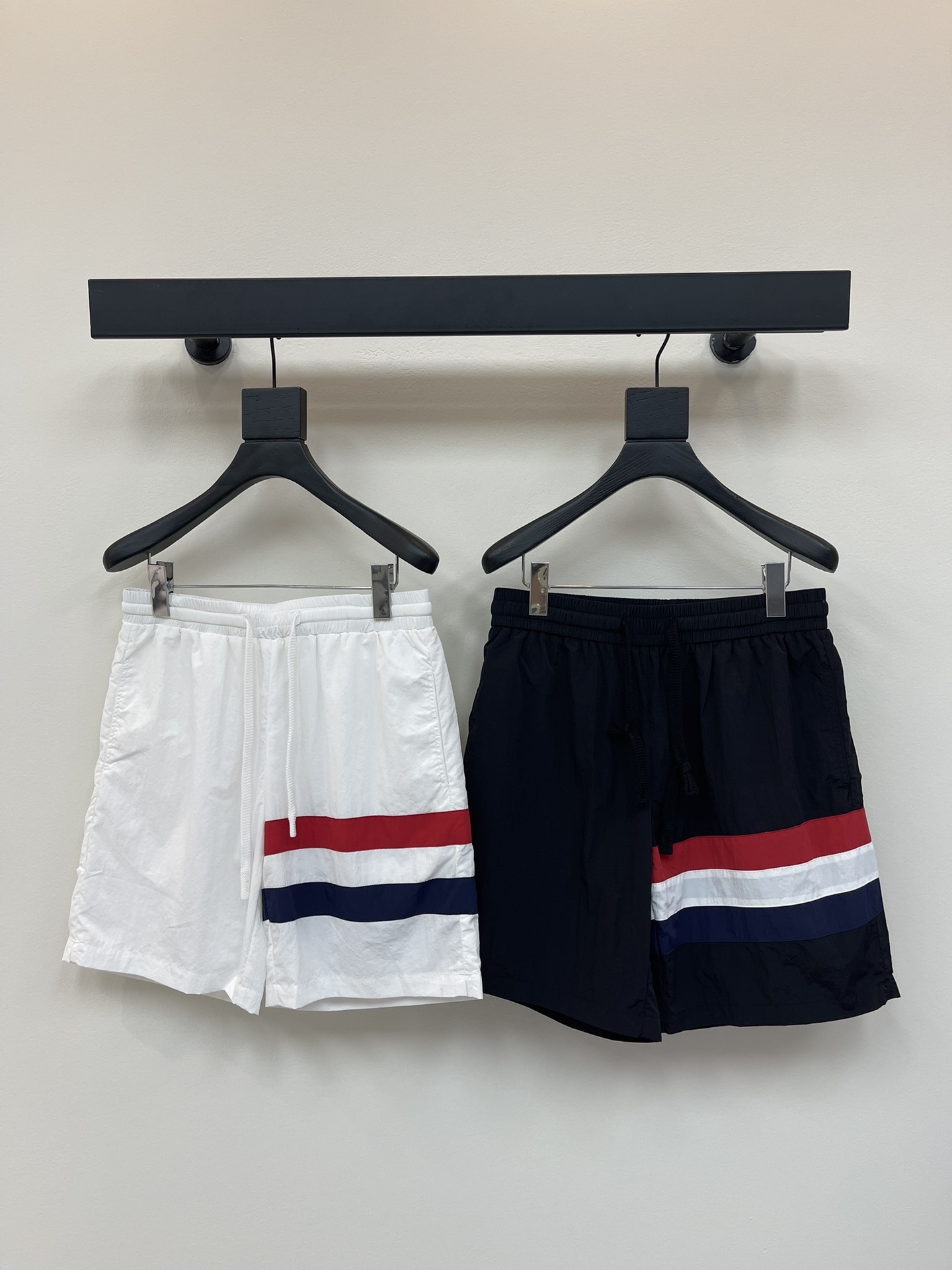 NO:423026,Colorful red, white and blue beach pants Colorful red, white and blue beach pants have smooth surfaces, comfortable and breathable inner layer of mesh, washable and not easy to deform, and are solid and quality!  Splicing color bar technology, German nylon, light and convenient, breathable and comfortable!  White Black Navy Gray Blue Number of 1-4 numbers, alexander wang19860909彩条红白蓝沙滩裤 彩条红白蓝沙滩裤 表层光滑,网眼内层舒适透气,耐洗不易变形,实打实品质！拼接彩条技术,德国尼龙,轻薄方便,透气舒适！ 白色 黑色 藏青色 灰蓝色 码数1-4 码,,alexander wang,Women's clothing