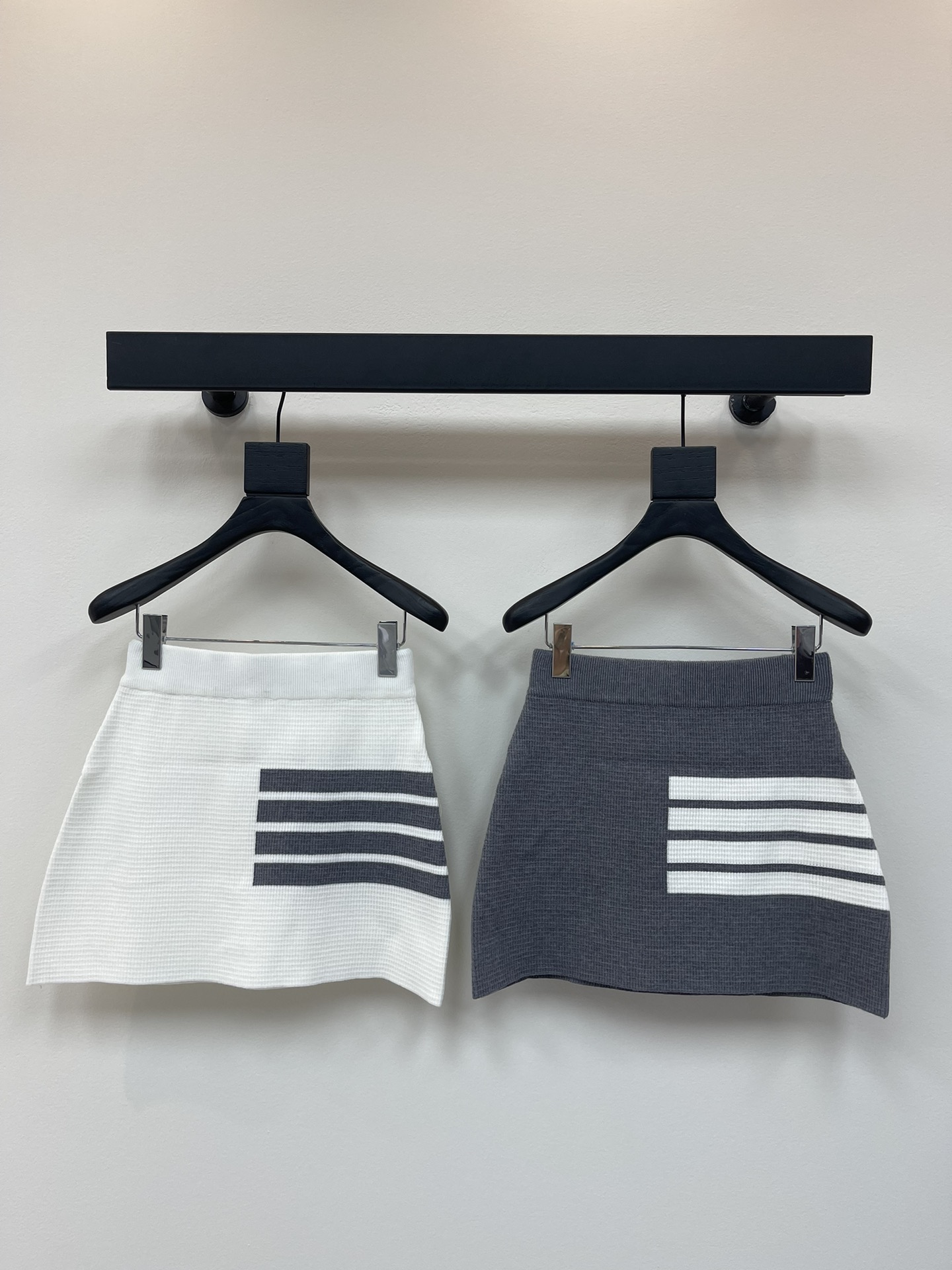 NO:423036,Thom Browne TB knitted four-bar hip skirt with knitted fabric Decorated with iconic four-bar pattern Waist with drawstring Size 1 2 3,,skirts,alexander wang19860909Thom Browne TB 针织色织四杠包臀裙 采用针织面料 装饰标志性的四杠图案 腰部配抽绳 尺码1 2 3,,skirts,alexander wang,Women's clothing