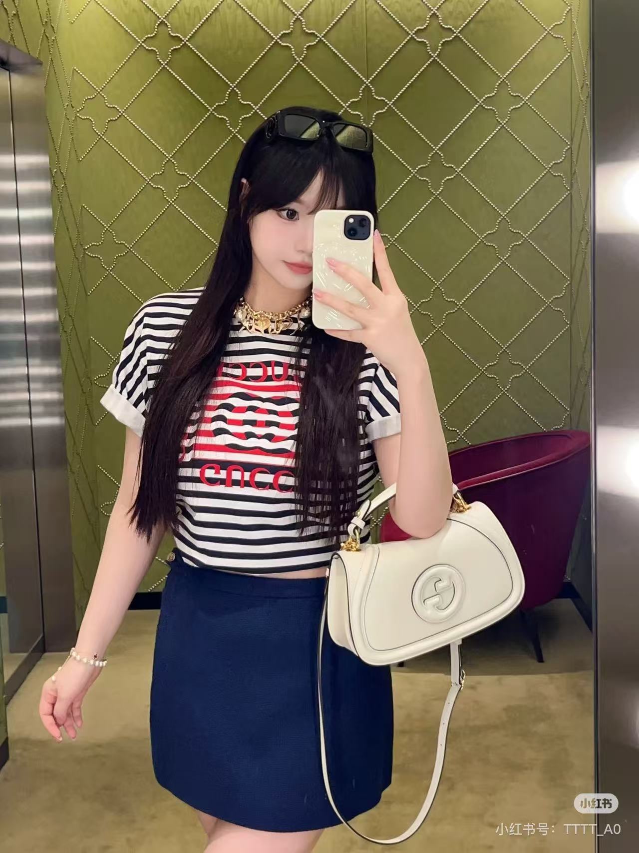 NO:432510,Model number G25062028 GUCC* new Ghome high-end customized high-quality cotton fabric, GG big logo watermark logo on the chest loose fashionable round neck short-sleeved striped T-shirt!  (M size shoulder width 49, bust 106, sleeve length 22, clothing length 73) hair, gucci, gucci, T-shirt, tees, t-shirt, alexander wang19860909款号G25062028 GUCC*新款G家高端定制优质纯棉面料、胸前GG大logo水印标志宽松时尚圆领短袖条纹t恤！（M码肩宽49,胸围106,袖长22,衣长73）发,,gucci,gucci,T-shirt,tees，t-shirt,alexander wang,Women's clothing