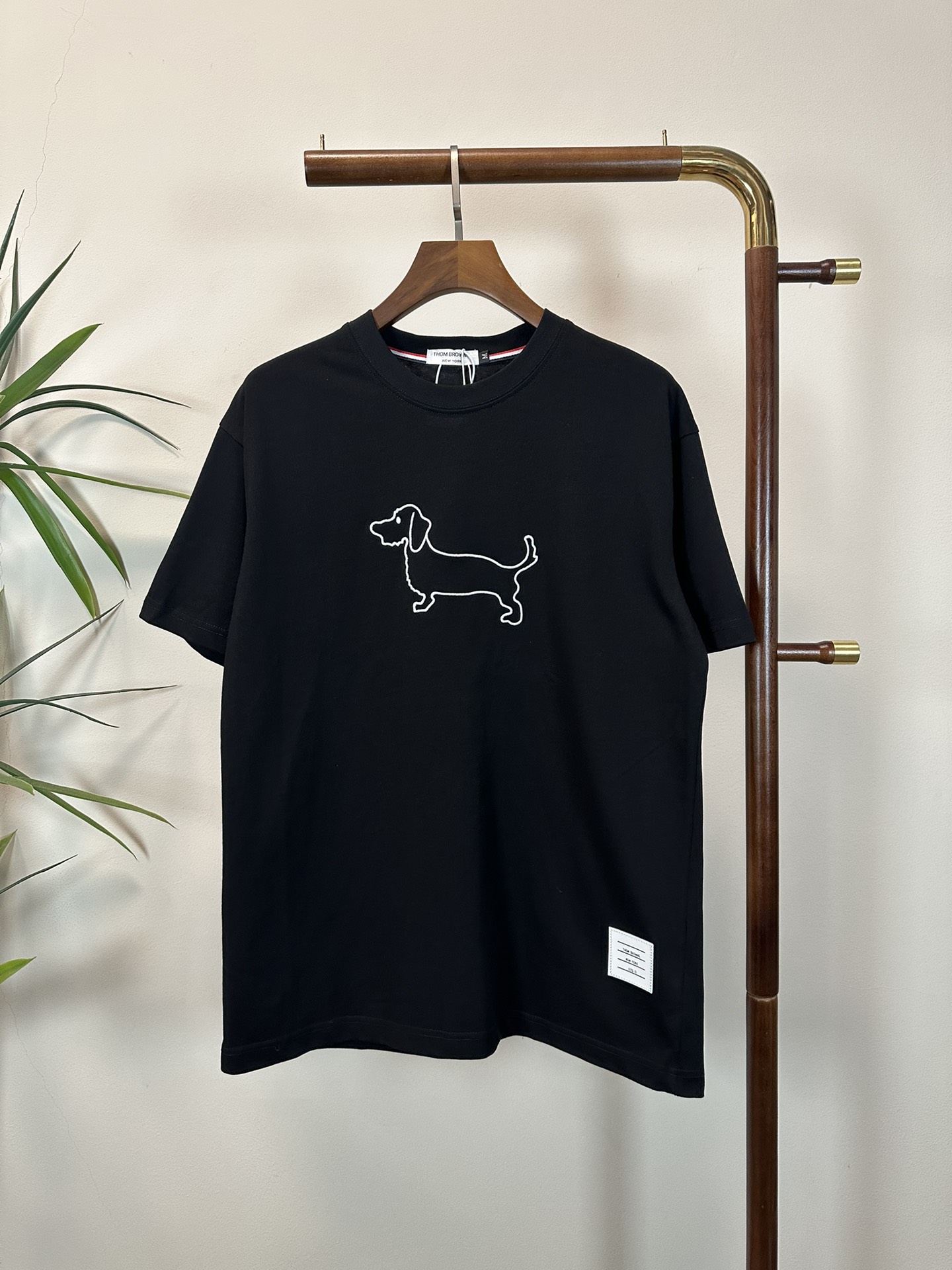 NO:465334,TB Tom 2025 new round neck short-sleeved T-shirt high-end version!  Customized fabrics for counters are breathable and comfortable, with impeccable details, and the brand element design concept reflects high quality. The feel is delicate and soft!  It is casually cut, with a great upper body style!  Code number M-3XL, T-shirt,tees,t-shirt,alexander wang19860909TB 汤姆 2025新款 圆领 短袖 T恤 高端版本！专柜定制面料 透气舒适度高,细节无可挑剔,品牌元素设计理念,体现高品质.手感细腻柔软！呈现休闲裁剪,上身版型超赞！ 码数M-3XL,,T-shirt,tees，t-shirt,alexander wang,Men's clothing