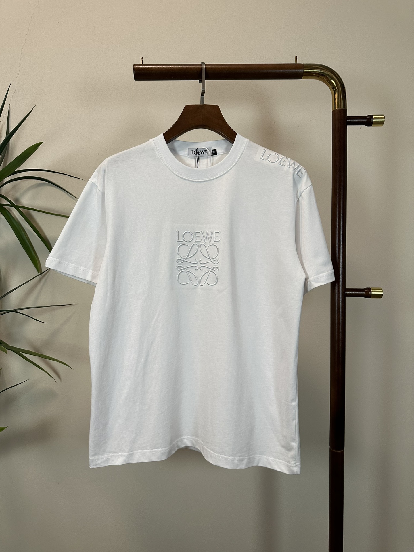 NO:465319,Luo Yiwei 2025 new round neck short-sleeved T-shirt high-end version!  Customized fabrics for counters are breathable and comfortable, with impeccable details, and the brand element design concept reflects high quality. The feel is delicate and soft!  It is casually cut, with a great upper body style!  Code number M-3XL, loewe, T-shirt,tees, t-shirt,alexander wang19860909罗意威 2025新款 圆领 短袖 T恤 高端版本！专柜定制面料 透气舒适度高,细节无可挑剔,品牌元素设计理念,体现高品质.手感细腻柔软！呈现休闲裁剪,上身版型超赞！ 码数M-3XL,,loewe,T-shirt,tees，t-shirt,alexander wang,Men's clothing