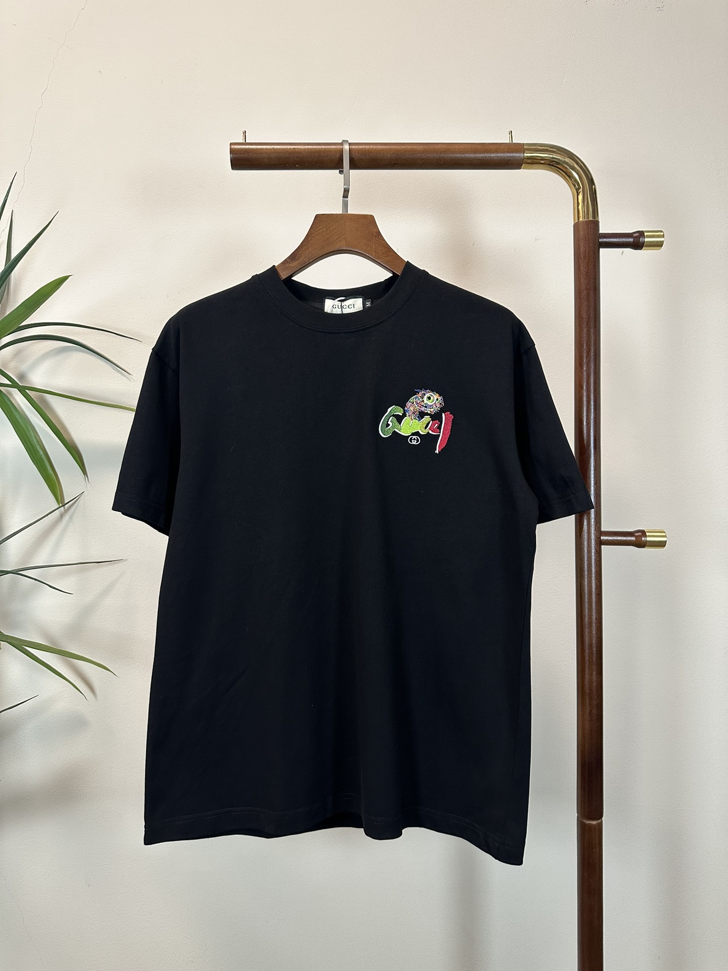 NO:465314,GU Gucci 2025 new round neck short-sleeved T-shirt high-end version!  Customized fabrics for counters are breathable and comfortable, with impeccable details, and the brand element design concept reflects high quality. The feel is delicate and soft!  It is casually cut, with a great upper body style!  Code number M-3XL, gucci, T-shirt,tees, t-shirt,alexander wang19860909GU 古驰 2025新款 圆领 短袖 T恤 高端版本！专柜定制面料 透气舒适度高,细节无可挑剔,品牌元素设计理念,体现高品质.手感细腻柔软！呈现休闲裁剪,上身版型超赞！ 码数M-3XL,,gucci,T-shirt,tees，t-shirt,alexander wang,Men's clothing