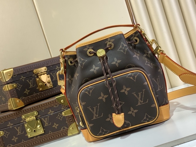 Louis Vuitton Noé Cargo Bucket Bag Monogram Leather, 22 x 24 x 16 cm 1 Louis Vuitton Noé Cargo Bucket Bag Monogram Leather, 22 x 24 x 16 cm