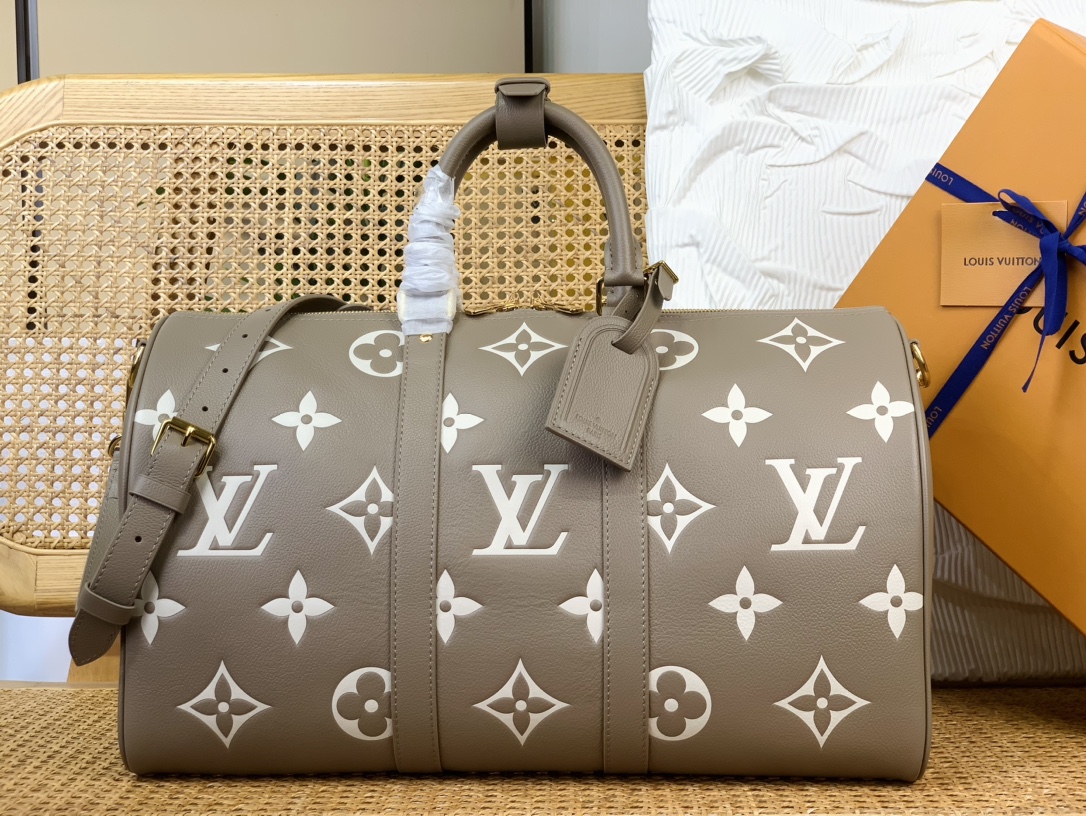 NO:551196,121150125 Top original KEEALL BANDOULIRE 45 travel bag M46670 gray semi-steel hardware first layer leather This model Keeall Bandoulière 45 hx is made of Monogram Emreinte embossed leather, showing large Monogram flowers and LV  The pastel color of the letters. Leather side straps, top handle and removable shoulder strap complement the metal hardware. Zippered interior pocket for neat storage. 45 x 27 x 20 cm (Length x Height x Width).115121250,,louis vuitton19860909121150125 顶级原单KEEALL BANDOULIRE 45 旅行袋 M46670灰色 半钢五金 头层皮 本款 Keeall Bandoulière 45 hx取材 Monogram Emreinte 压纹皮革,呈现大号 Monogram 花卉和 LV 字母的淡雅色彩.皮革侧带、顶部手柄和可拆卸肩带与金属件相得益彰.拉链内袋方便齐整收纳. 45 x 27 x 20 厘米 (长度 x 高 x 宽).115121250,,louis vuitton,Bag