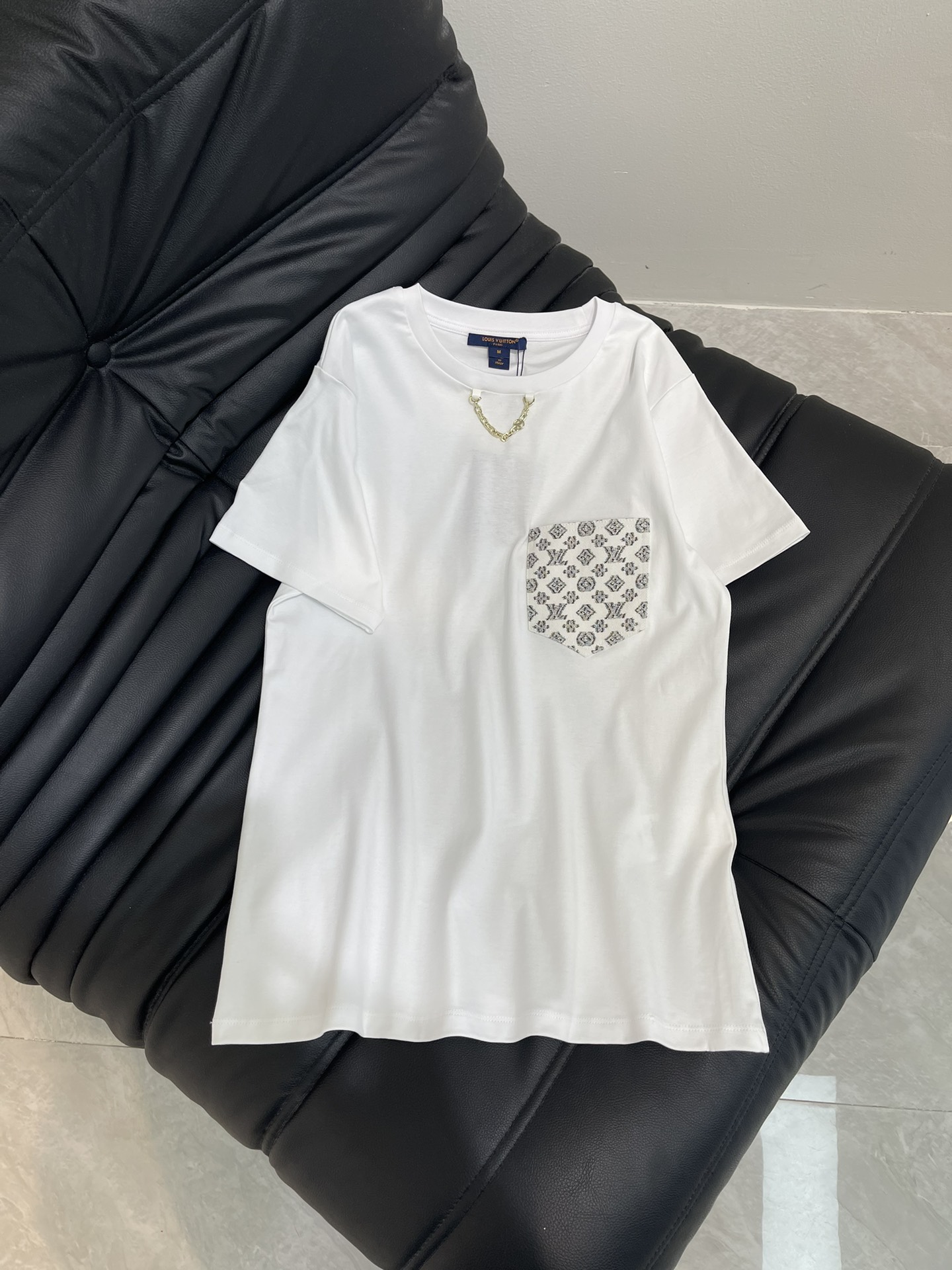 NO:421139,Louis Vuitto*25 spring and summer new chain pocket short-sleeved T-shirt custom YB mercerated cotton material texture gloss breathable and comfortable loose oversized T-shirt cut highlights the brand style Made of gram-weight pure cotton slightly elastic, giving a slim visual effect The top is plain colored, decorated with four-leaf clover iconic letter elements in the pocket The neckline covers the chain details make the simple style more layered, and the outfit is a casual and lazy style SML,,louis vuitton,versace,T-shirt,tees,t-shirt,alexander wang19860909Louis Vuitto*25春夏新款链条口袋短袖T恤 定制YB丝光全棉材质 质感光泽 透气舒适 宽松oversizedT恤裁剪 凸显品牌格调 采用克重纯棉制成 略带有弹力 呈现显瘦视觉效果 上衣素色打底 饰以四叶草标志性字母元素于口袋 领口包边链条细节 让简单款式更显层次感 穿搭出休闲慵懒风格 SML,,louis vuitton,versace,T-shirt,tees，t-shirt,alexander wang,Women's clothing