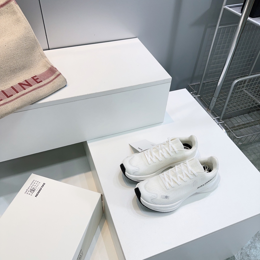 NO:405274,High quality!  Niche trendy couple styles!  Maison Margiela×Salomon 25 spring and summer mm6 co-branded model, casual sports thick-soled mountaineering derby shoes, X-Alp series, couples, outdoor casual sports shoes, original purchase and development, making products. This new X-AIp, performed by MM6, focuses on its aerodynamic appearance, with the iconic white and cream color bringing urban style. The MM6 digital logo on the tongue is like a handmade seal, complementing SALOMON's bold and high-tech LOGO. The other pair is made of pure black to highlight the textured details, and the iconic sneakers are refined into a new urban classic!  Original imported cowhide + breathable mesh, inner original imported breathable mesh, original mold opening non-slip rubber sole, sole thickness: 5CM, size: 35-40 for women (40 for custom-made, no return or exchange): 39-45 for men (45 for custom-made, no return or exchange) with original packaging, casual shoes/sports shoes, loro piana, masion margiela, sneakers, cowhide19860909高品质！小众潮牌情侣款！MaisonMargiela×Salomon25春夏mm6联名款 休闲运动厚底登山德比鞋联名 X-Alp系列 情侣款 户外 休闲 运动鞋 原版购入开发 做货 这款由MM6全新演绎的X-AIp专注于其空气动力学的外观上,标志性白色与奶油色带来都市风格.鞋舌上的MM6 数字标志就像一枚手工印章,与SALOMON大胆而高科技的LOGO相得益彰.另一双则以纯粹的黑色打造,突出富质感的细节,标志性运动鞋被提炼为新的都市经典！ 原版进口牛皮+透气网面 内里原版进口透气网里 原版开模防滑橡胶大底 底厚:5CM 码数:女款35-40（40定做不退换）  :男款39-45（45定做不退换） 配原版包装,休闲鞋/运动鞋,loro piana,masion margiela,sneakers,cowhide,Women's Shoes