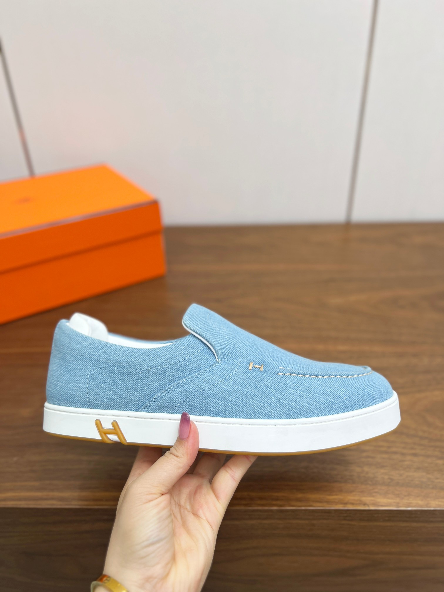 NO:414902,Top version 2025ss Hermès/Hermès Early Spring New Product Kiddy Rabbit Lace-up Casual Sneakers Decorated with the iconic 'H' details Simple and smooth design Advanced Fashionable Simple and premium Freely matched The foot is very light and comfortable. Upper: cloth, inner cowhide, original TPU molded sole Size 38-45 (45. Custom made, no return or exchange) Original exquisite packaging: cloth, casual shoes/sports, hermes, hermes, sneakers, cowhide19860909顶级版本 2025ss Hermès/爱马仕 早春新品 Kiddy兔系带休闲运动鞋 饰有标志性“H”细节 设计简约流畅 超前时尚 简约高级 随意搭配 上脚非常轻便舒适 鞋面:布面 内里牛皮 大底原版TPU成型大底 码数38-45（45.订做不退换） 原版精美包装 : 布面,休闲鞋/运动鞋,hermes,hermes,sneakers,cowhide,Women's Shoes