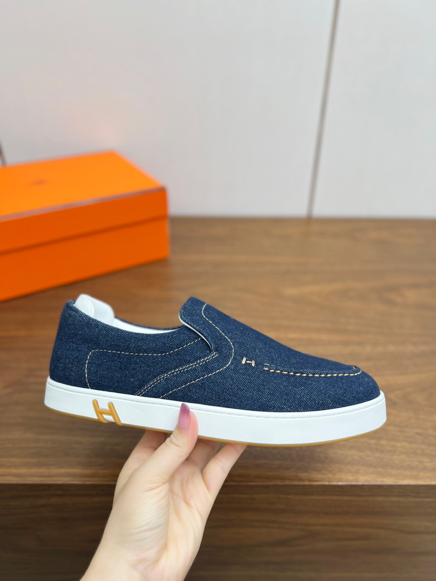 NO:414909,Top version 2025ss Hermès/Hermès Early Spring New Product Kiddy Rabbit Lace-up Casual Sneakers Decorated with the iconic 'H' details Simple and smooth design Advanced Fashionable Simple and Premium, Easy to match, Very light and comfortable on the feet, Upper: Denim Inner Cowhide, Outsole Original TPU molded sole Size 38-46 (45.46 Custom made without return) Original exquisite packaging: cloth, casual shoes/sports shoes, hermes, hermes, sneakers, cowhide19860909顶级版本 2025ss Hermès/爱马仕 早春新品 Kiddy兔系带休闲运动鞋 饰有标志性“H”细节 设计简约流畅 超前时尚 简约高级 随意搭配 上脚非常轻便舒适 鞋面:牛仔布 内里牛皮 大底原版TPU成型大底 码数38-46（45.46订做不退换） 原版精美包装 : 布面,休闲鞋/运动鞋,hermes,hermes,sneakers,cowhide,Women's Shoes