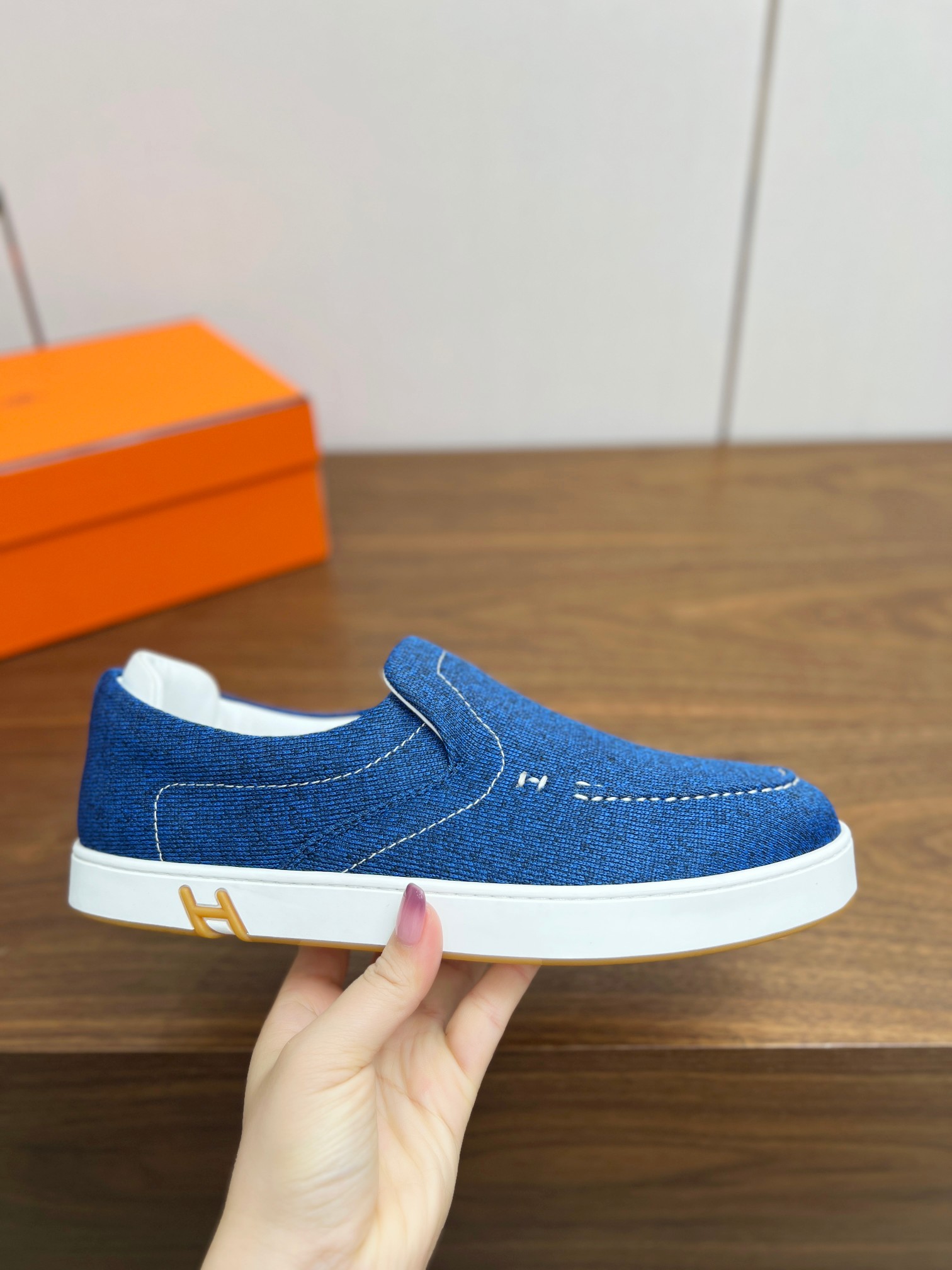 NO:414916,Top version 2025ss Hermès/Hermès Early Spring New Product Kiddy Rabbit Lace-up Casual Sneakers Decorated with the iconic 'H' details Simple and smooth design Advanced Fashionable Simple and Premium, Easy to match, Very light and comfortable on the feet, Upper: Fabric, Inner Cowhide, Original TPU molded sole, Size 38-46 (45.46 Custom made without return) Original exquisite packaging: Fabric, casual shoes/sports, hermes, hermes, sneakers, cowhide19860909顶级版本 2025ss Hermès/爱马仕 早春新品 Kiddy兔系带休闲运动鞋 饰有标志性“H”细节 设计简约流畅 超前时尚 简约高级 随意搭配 上脚非常轻便舒适 鞋面:布面 内里牛皮 大底原版TPU成型大底 码数38-46（45.46订做不退换） 原版精美包装 : 布面,休闲鞋/运动鞋,hermes,hermes,sneakers,cowhide,Women's Shoes