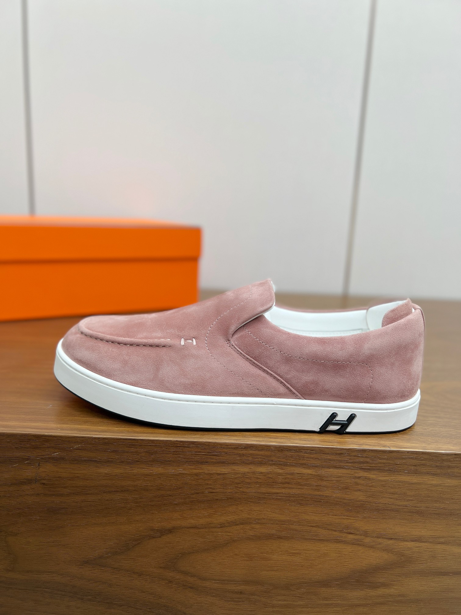 NO:414850,Top version 2025ss Hermès/Hermès Early Spring New Product Kiddy Rabbit Lace-up Casual Sneakers Decorated with the iconic 'H' details Simple and smooth design Advanced Fashionable Simple and Premium, Easy to match, Very light and comfortable on the feet, Upper: Yangjing Inner Cowhide, Outsole Original TPU molded sole Size 38-46 (45.46 Custom made without return) Original exquisite packaging: cloth, casual shoes/sports, hermes, hermes, sneakers, cowhide, sheep19860909顶级版本 2025ss Hermès/爱马仕 早春新品 Kiddy兔系带休闲运动鞋 饰有标志性“H”细节 设计简约流畅 超前时尚 简约高级 随意搭配 上脚非常轻便舒适 鞋面:羊京 内里牛皮 大底原版TPU成型大底 码数38-46（45.46订做不退换） 原版精美包装 : 布面,休闲鞋/运动鞋,hermes,hermes,sneakers,cowhide,sheep,Women's Shoes