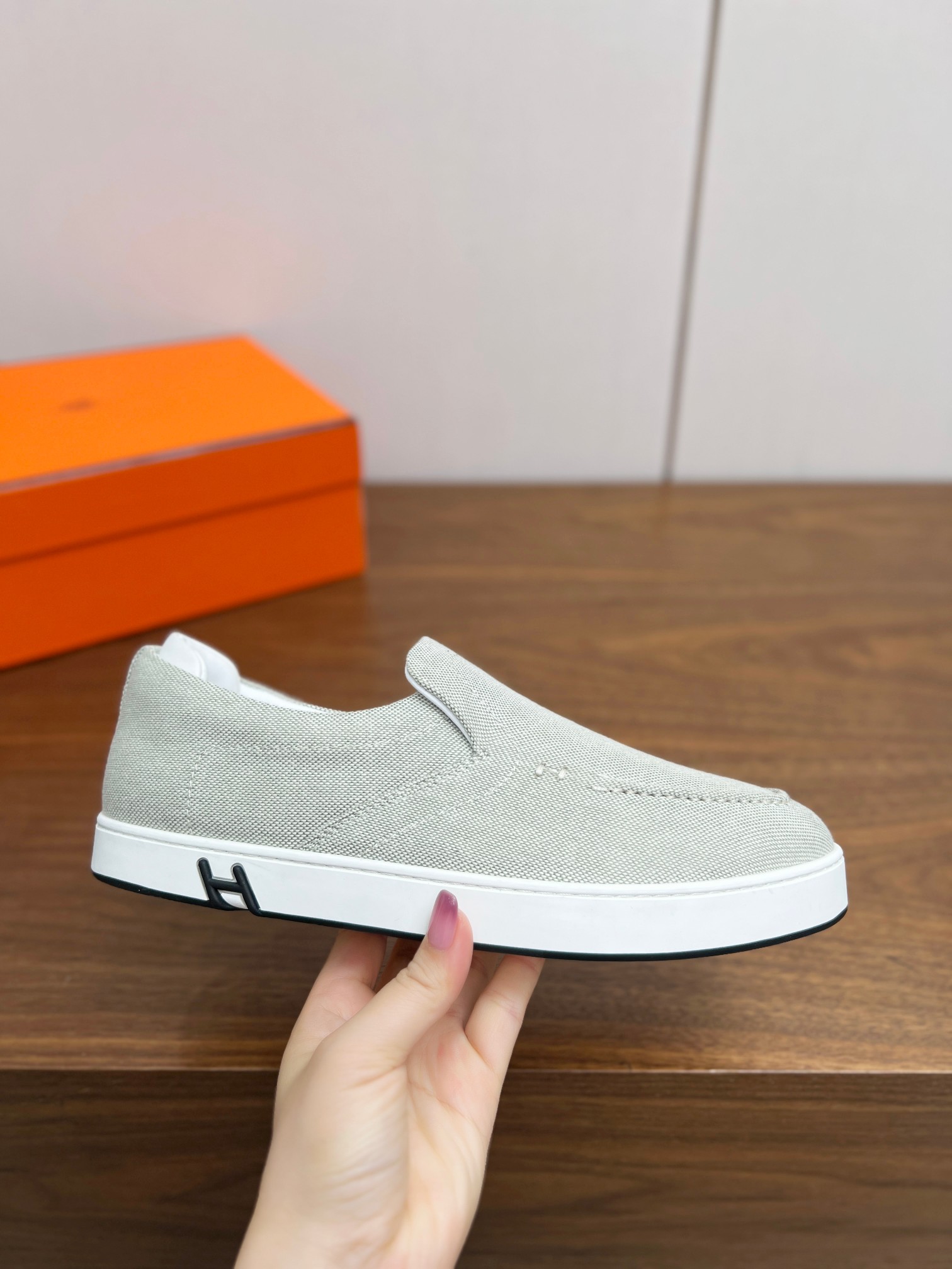 NO:414858,Top version 2025ss Hermès/Hermès Early Spring New Product Kiddy Rabbit Lace-up Casual Sneakers Decorated with the iconic 'H' details Simple and smooth design Advanced Fashionable Simple and Premium, Easy to match, Very light and comfortable on the feet, Upper: Fabric, Inner Cowhide, Original TPU molded sole, Size 38-46 (45.46 Custom made without return) Original exquisite packaging: Fabric, casual shoes/sports, hermes, hermes, sneakers, cowhide19860909顶级版本 2025ss Hermès/爱马仕 早春新品 Kiddy兔系带休闲运动鞋 饰有标志性“H”细节 设计简约流畅 超前时尚 简约高级 随意搭配 上脚非常轻便舒适 鞋面:布面 内里牛皮 大底原版TPU成型大底 码数38-46（45.46订做不退换） 原版精美包装 : 布面,休闲鞋/运动鞋,hermes,hermes,sneakers,cowhide,Women's Shoes