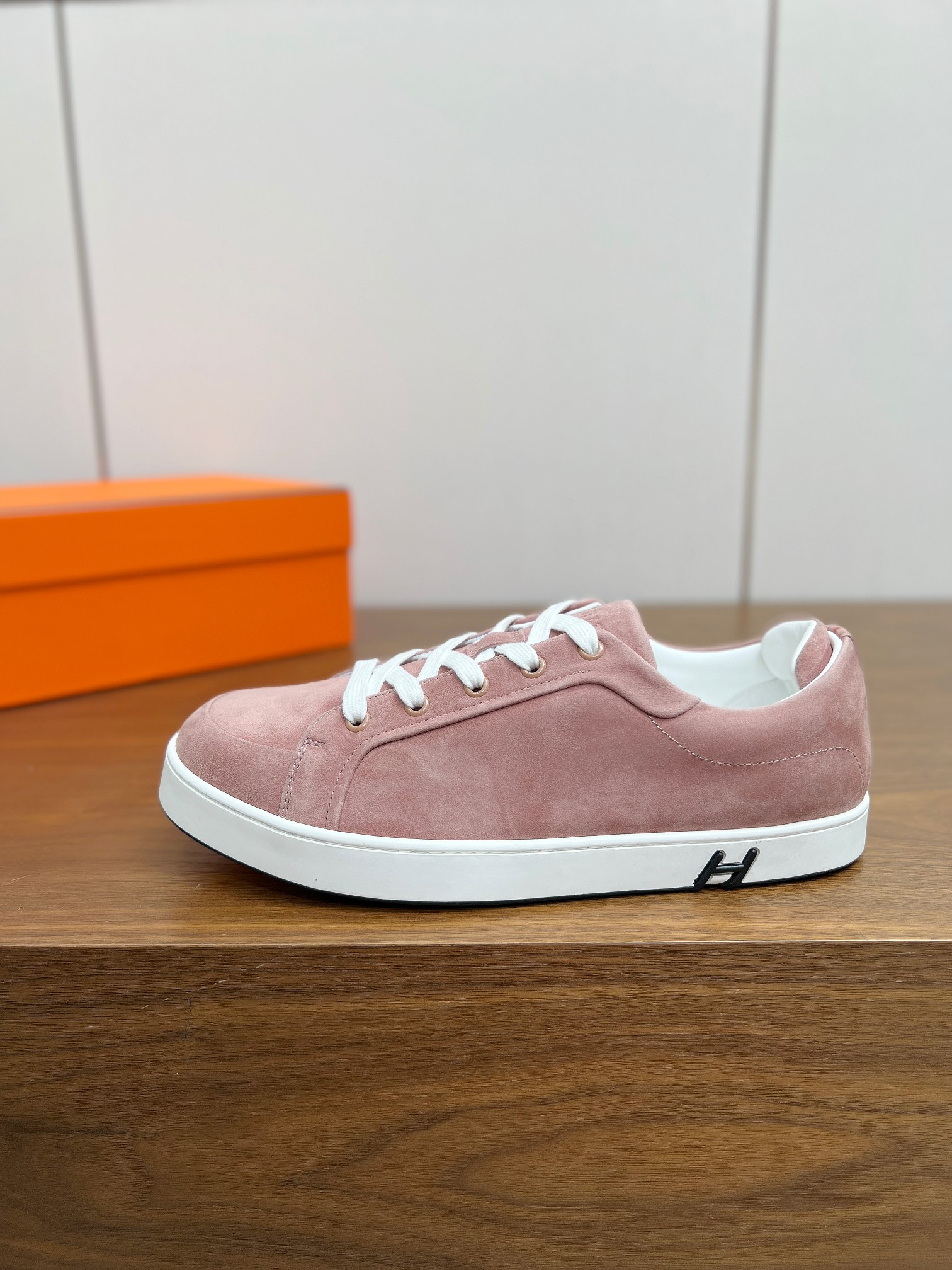 NO:414887,Top version 2025ss Hermès/Hermès Early Spring New Product Kiddy Rabbit Lace-up Casual Sneakers Decorated with the iconic 'H' details Simple and smooth design Advanced Fashionable Simple and Premium, Easy to match, Very light and comfortable on the feet, Upper: Yangjing Inner Cowhide, Original TPU molded sole, Size 38-46 (45.46 customized, non-return and exchange) Original exquisite packaging:, Casual shoes/sports, hermes, hermes, sneakers, cowhide, sheep19860909顶级版本 2025ss Hermès/爱马仕 早春新品 Kiddy兔系带休闲运动鞋 饰有标志性“H”细节 设计简约流畅 超前时尚 简约高级 随意搭配 上脚非常轻便舒适 鞋面:羊京 内里牛皮 大底原版TPU成型大底 码数38-46（45.46订做不退换） 原版精美包装 :,休闲鞋/运动鞋,hermes,hermes,sneakers,cowhide,sheep,Women's Shoes