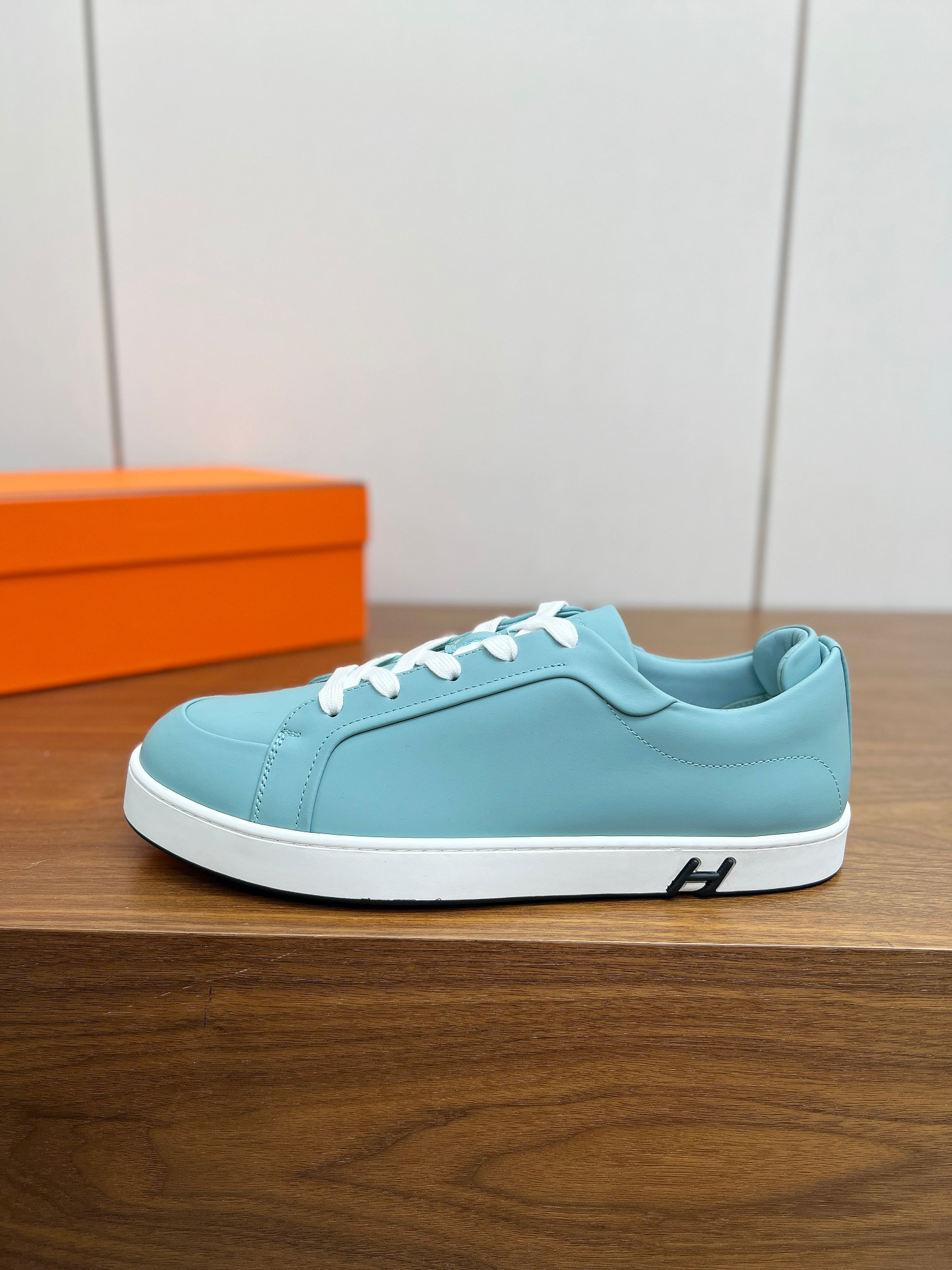 NO:414895,Top version 2025ss Hermès/Hermès Early Spring New Product Kiddy Rabbit Lace-up Casual Sneakers Decorated with the iconic 'H' details Simple and smooth design Advanced Fashionable Simple and Premium Matching Freely The foot is very light and comfortable. Upper: cowhide, cowhide, cowhide, original TPU molded sole Size 38-46 (45.46 customized, non-return and exchange) Original exquisite packaging:, casual shoes/sports, hermes, hermes, sneakers, cowhide19860909顶级版本 2025ss Hermès/爱马仕 早春新品 Kiddy兔系带休闲运动鞋 饰有标志性“H”细节 设计简约流畅 超前时尚 简约高级 随意搭配 上脚非常轻便舒适 鞋面:牛皮 内里牛皮 大底原版TPU成型大底 码数38-46（45.46订做不退换） 原版精美包装 :,休闲鞋/运动鞋,hermes,hermes,sneakers,cowhide,Women's Shoes