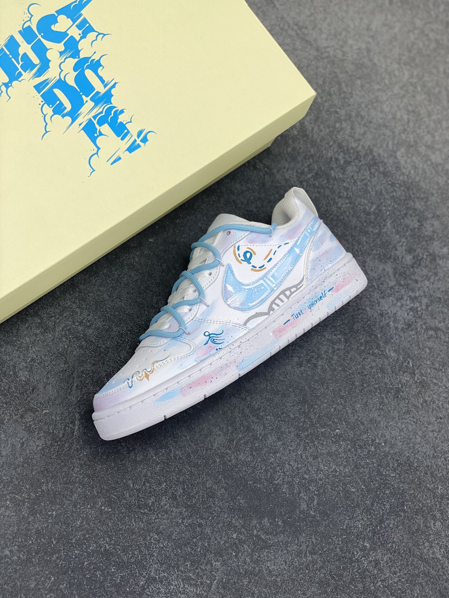 图片[7]-Nike Court Borough☁ “蓝影逸姿”☁解构手绘 潮流简约低帮板鞋 在光与影交织的梦幻之境，“蓝影逸姿”翩然降临。那是一抹灵动的蓝，恰似深海中最神秘的宝藏，又仿若夜空中最幽远的星辰，深邃而迷人。蓝色的光影如纱般轻柔，肆意舞动，时而勾勒出缥缈的云雾，时而幻化成灵动的飞鸟，在空间里留下如梦似幻的轨迹 货号：BQ5448-215 尺码：36 36.5 37.5 38 38.5 39 40 40.5 41 42 42.5 43 44 44.5 45-选品中心