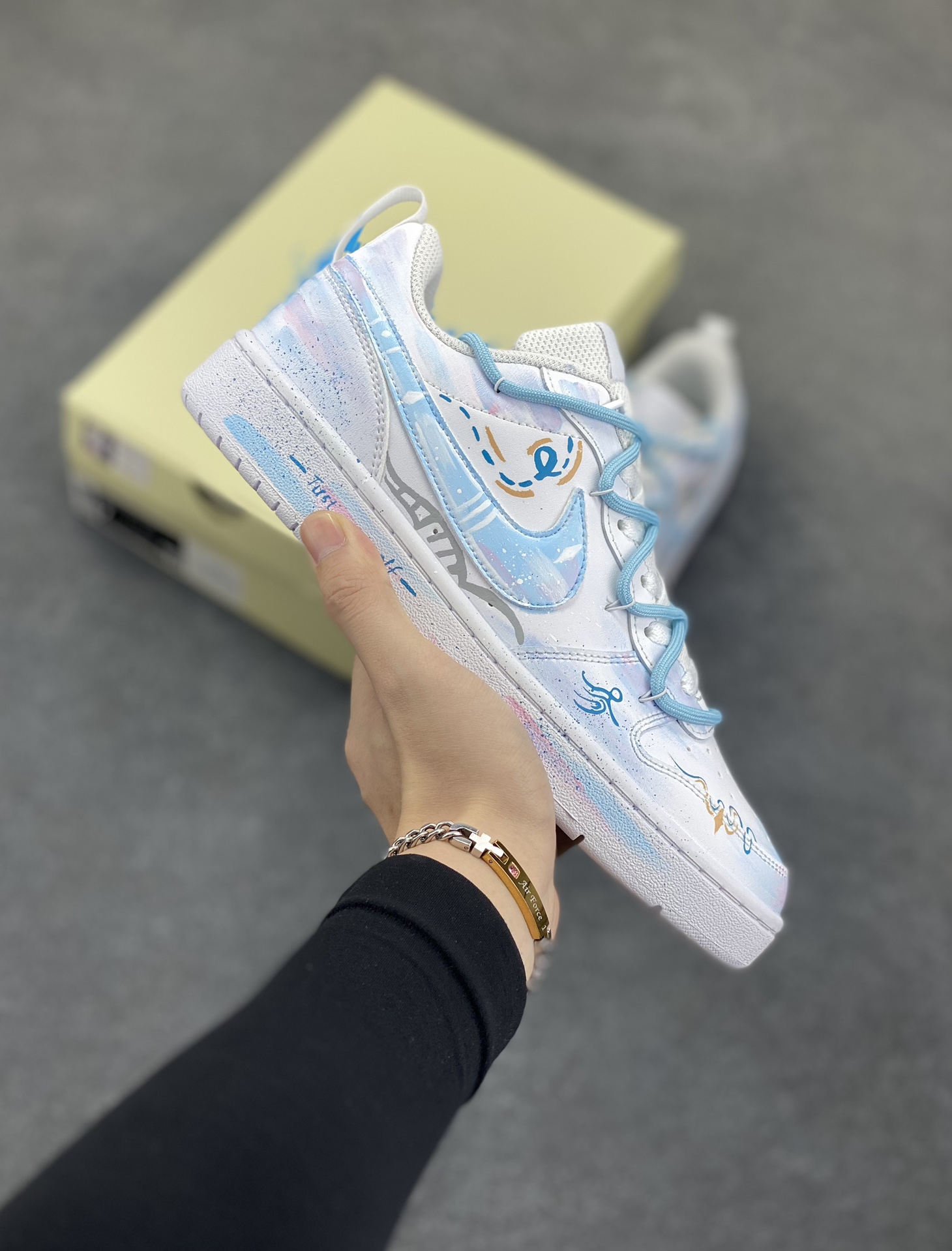 Nike Court Borough☁ “蓝影逸姿”☁解构手绘 潮流简约低帮板鞋 在光与影交织的梦幻之境，“蓝影逸姿”翩然降临。那是一抹灵动的蓝，恰似深海中最神秘的宝藏，又仿若夜空中最幽远的星辰，深邃而迷人。蓝色的光影如纱般轻柔，肆意舞动，时而勾勒出缥缈的云雾，时而幻化成灵动的飞鸟，在空间里留下如梦似幻的轨迹 货号：BQ5448-215 尺码：36 36.5 37.5 38 38.5 39 40 40.5 41 42 42.5 43 44 44.5 45-选品中心